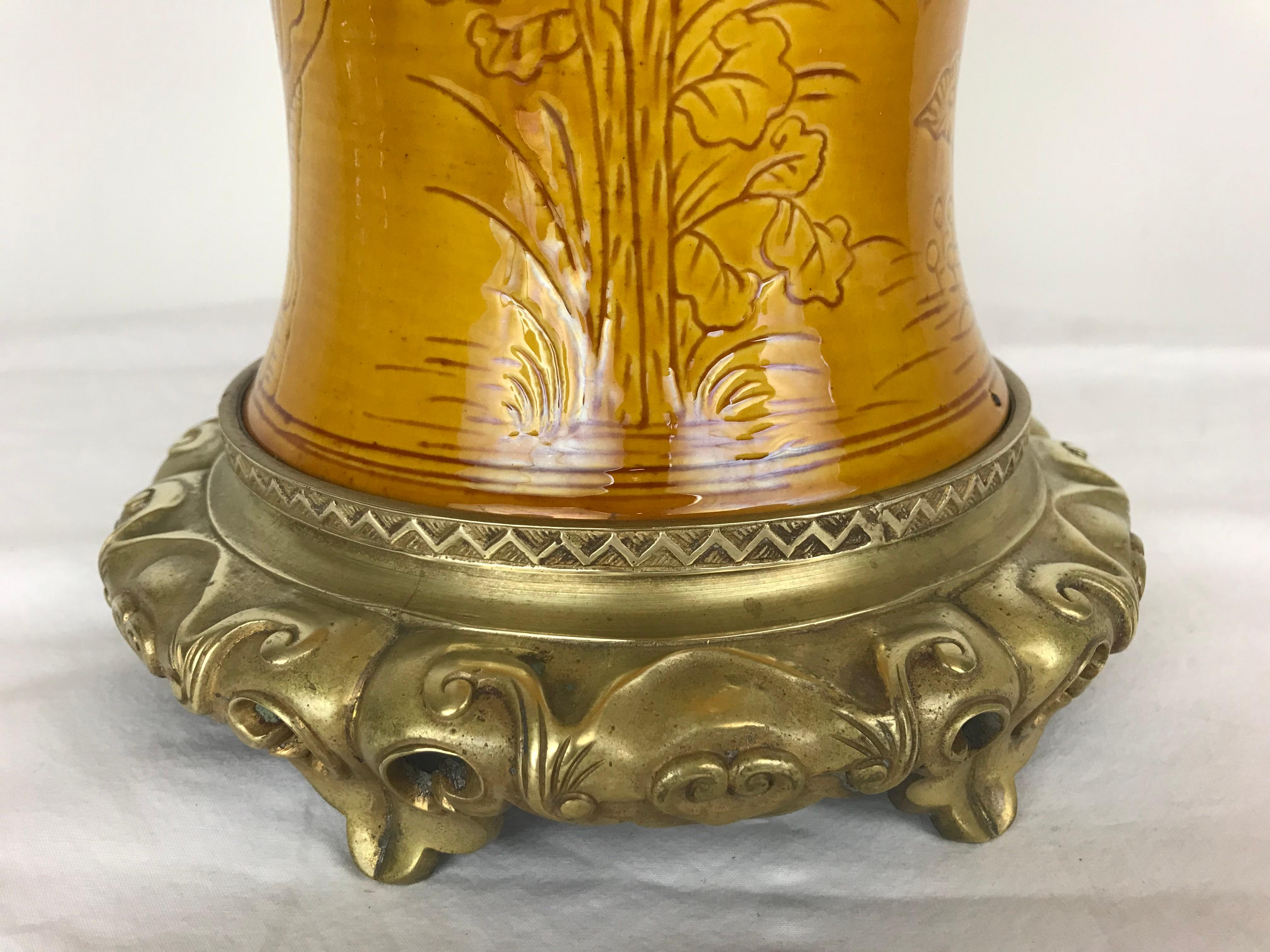 Chinesische ocker glasierte Vase aus Porzellan mit eingeschnittenem Design und vergoldeten Metallbeschlägen im Angebot 2