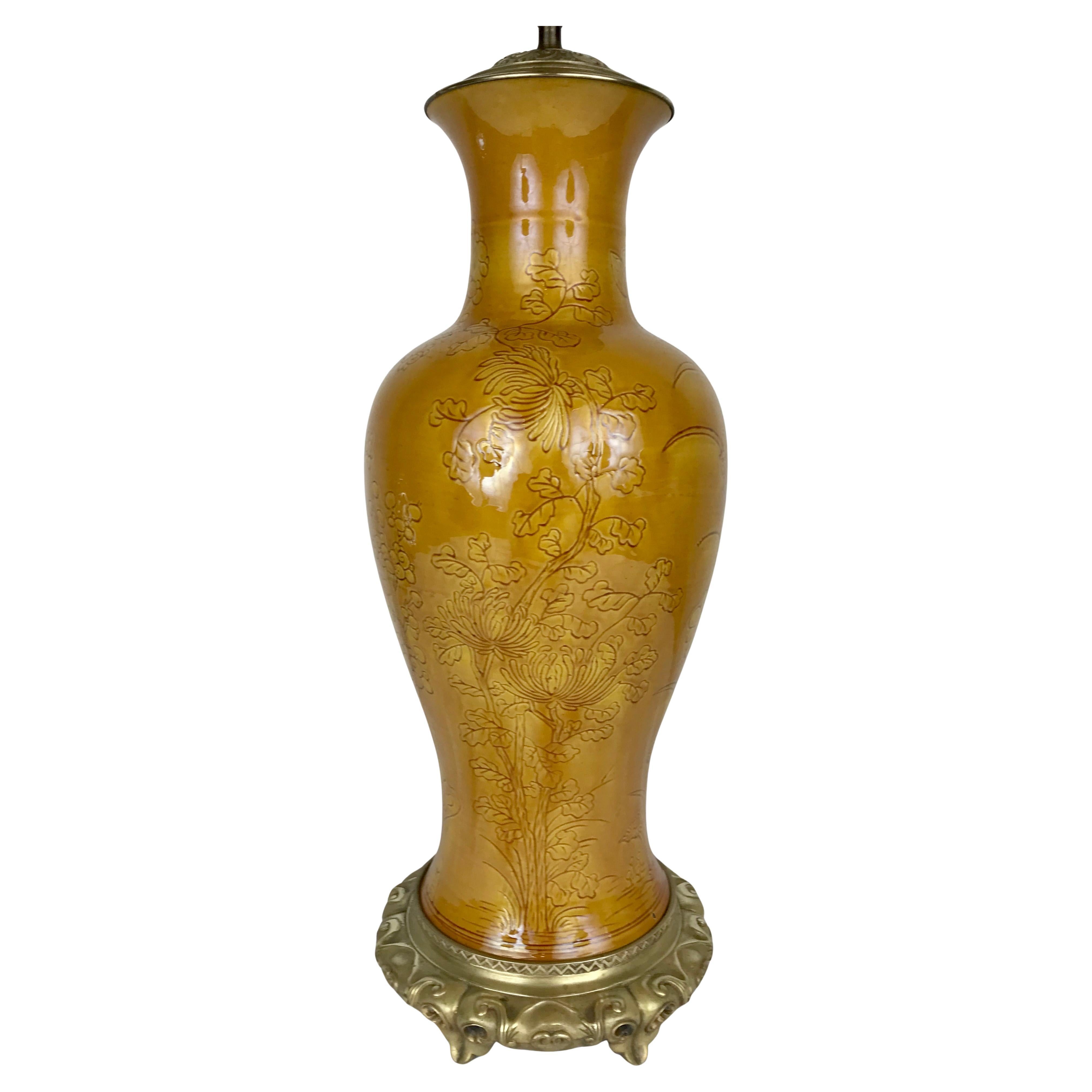 Vaso cinese in porcellana smaltata ocra con disegno inciso e montature in metallo dorato