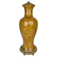 Vaso cinese in porcellana smaltata ocra con disegno inciso e montature in metallo dorato