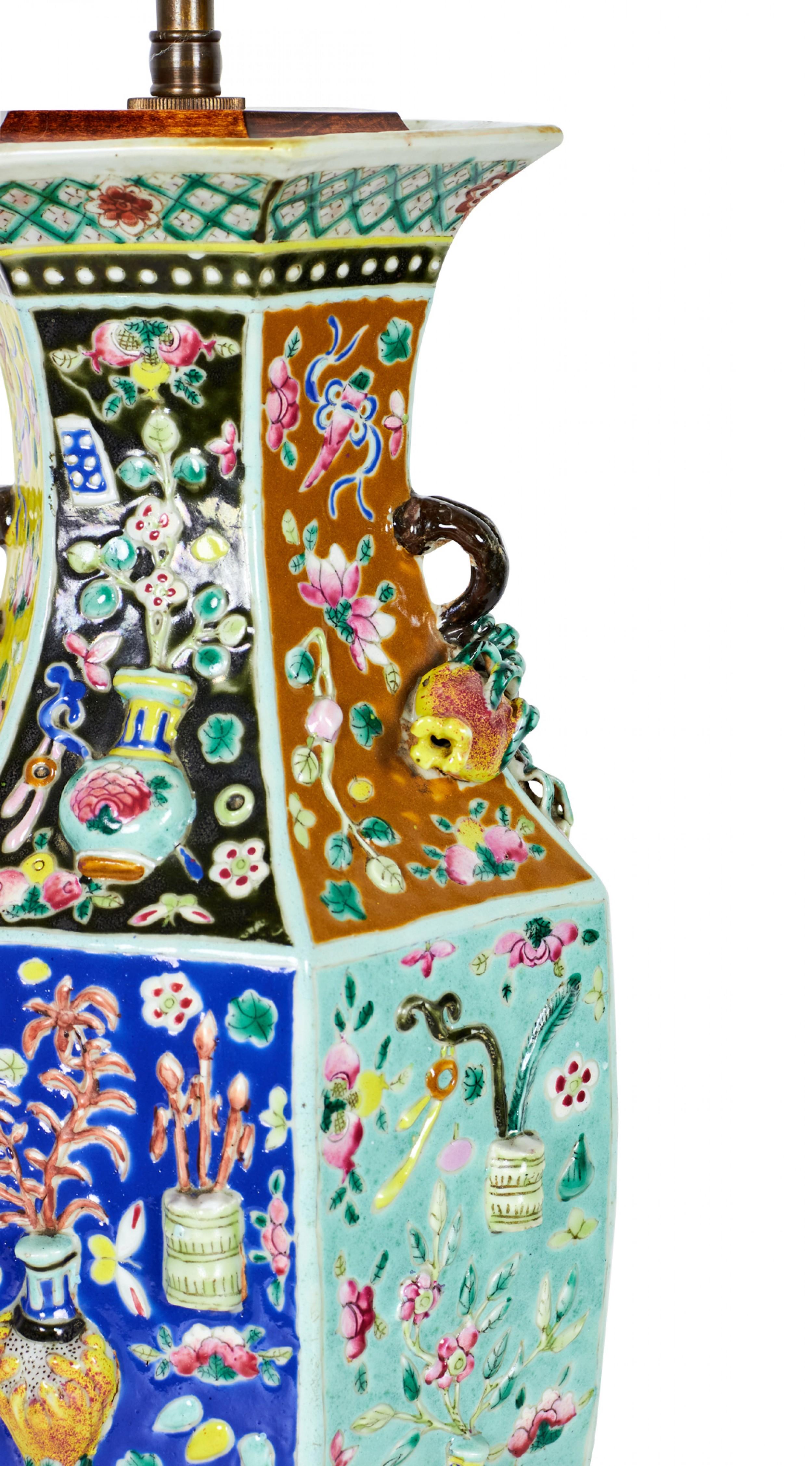 Lámpara de mesa de porcelana china octogonal multicolor con motivos florales y jarrón Chino en venta