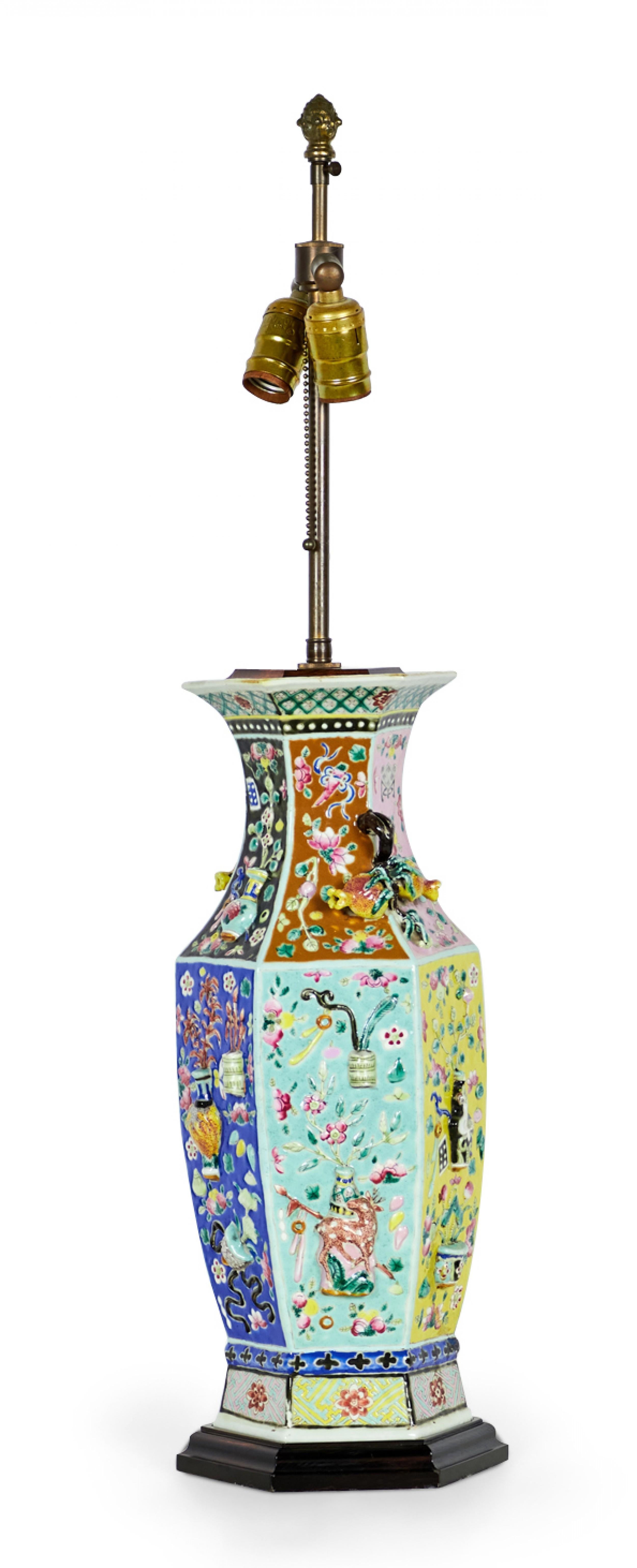 Lámpara de mesa de porcelana china octogonal multicolor con motivos florales y jarrón Hecho a mano en venta
