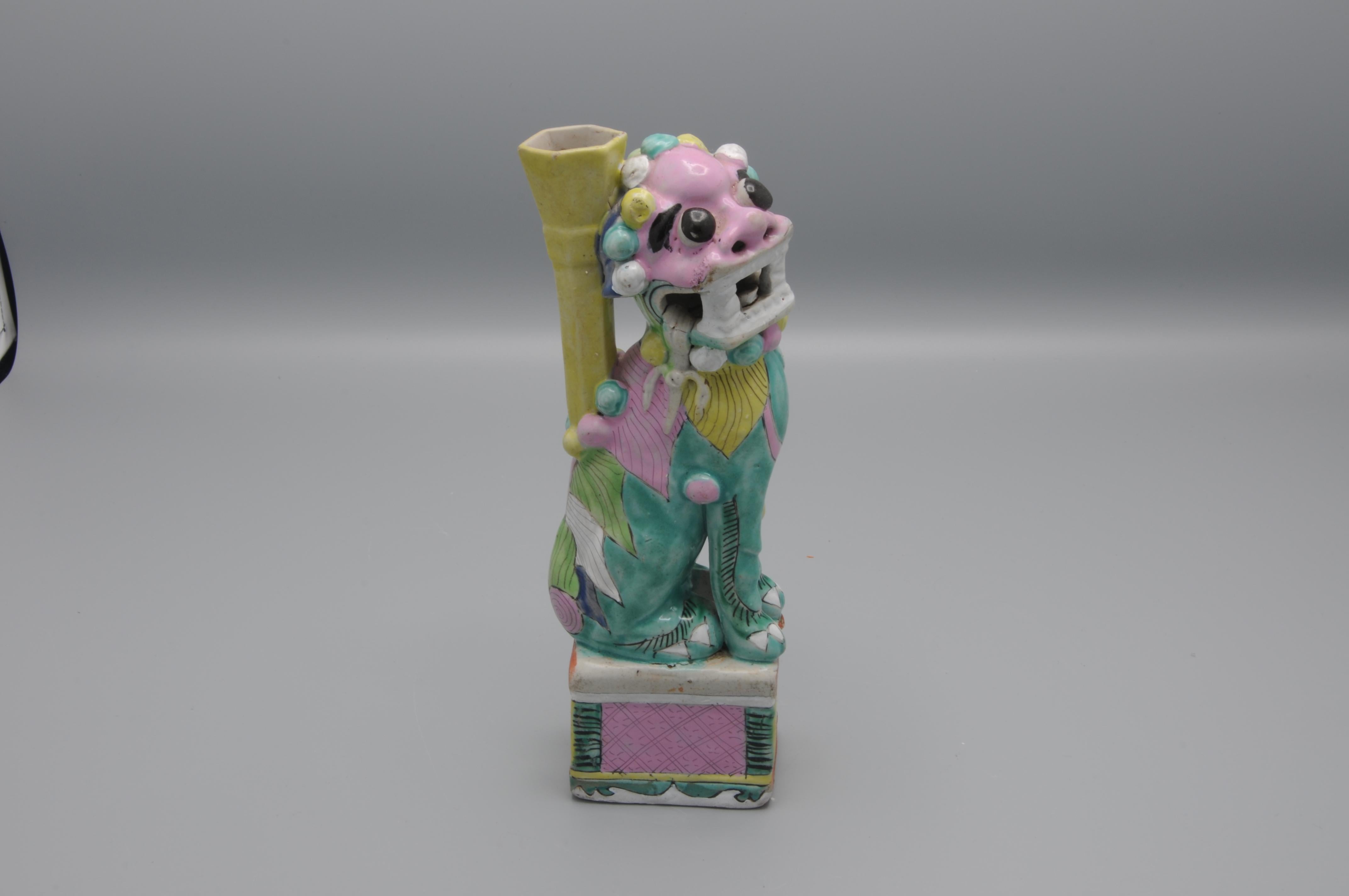  Perros fô en porcelana policromada famille rose, formando un porta-incienso.

China, siglo XVIII/XIX.

Buen estado.

Altura: 23 cm.
Anchura: 7 cm.
Profundidad: 5 cm.