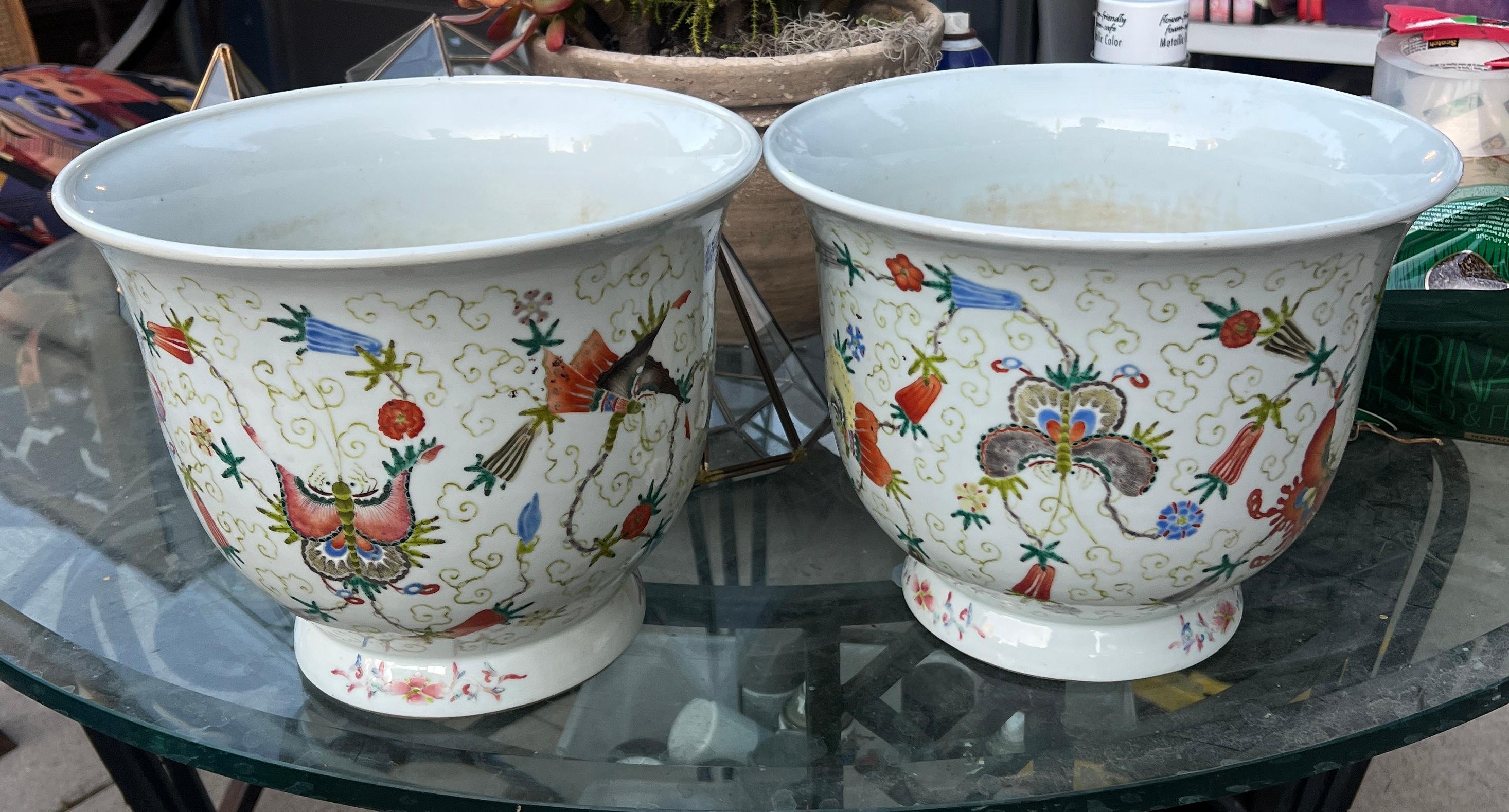 Une belle paire de Jardinières en porcelaine.  Peint à la main et d'âge incertain, pourrait être du 19ème siècle de la dynastie Qing ?

Un complément à toute pièce, flanquant une porte, une cheminée ou sur une table console pour les plantes