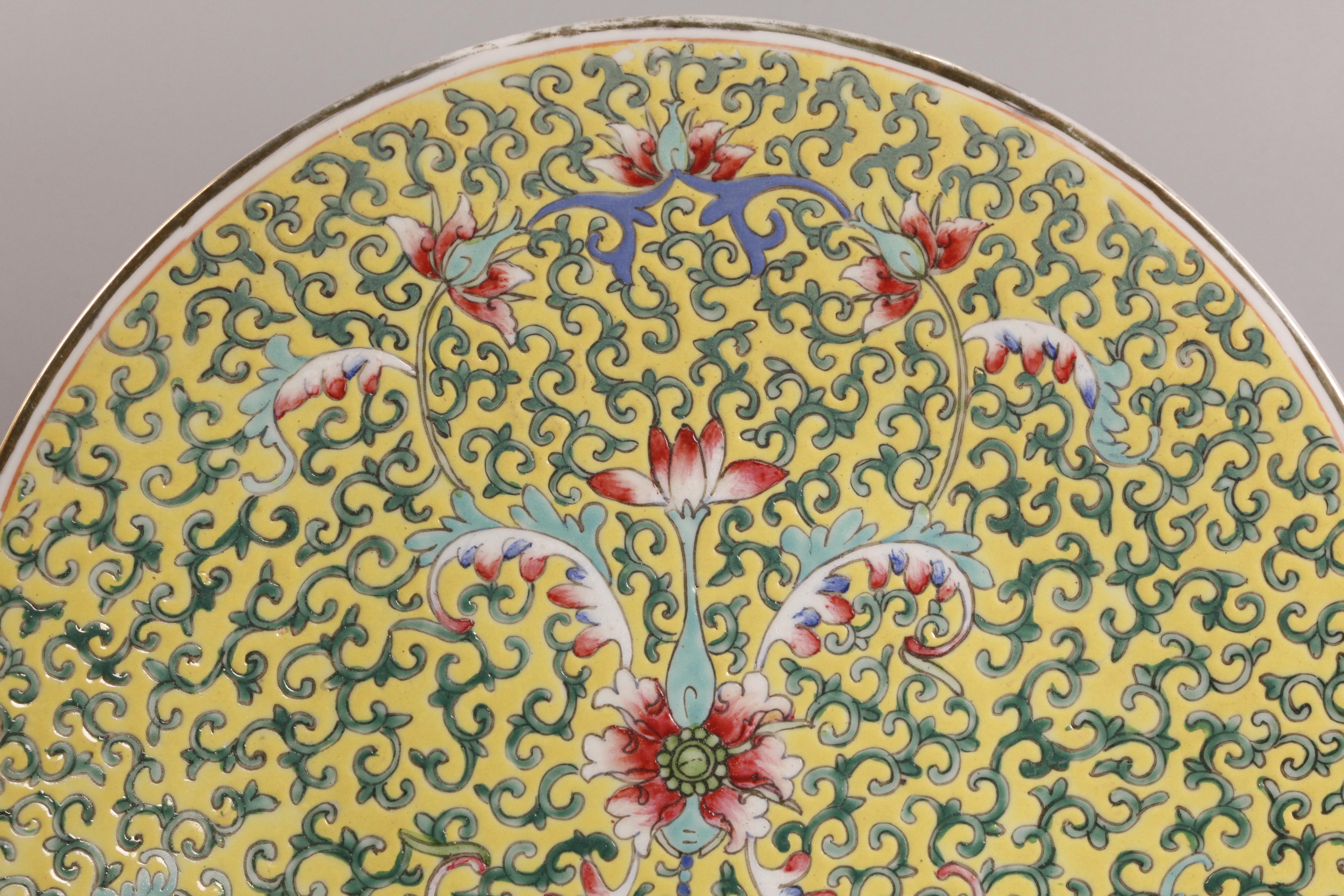 Chinese porcelain plate, 19th c. In Good Condition For Sale In New York, NY