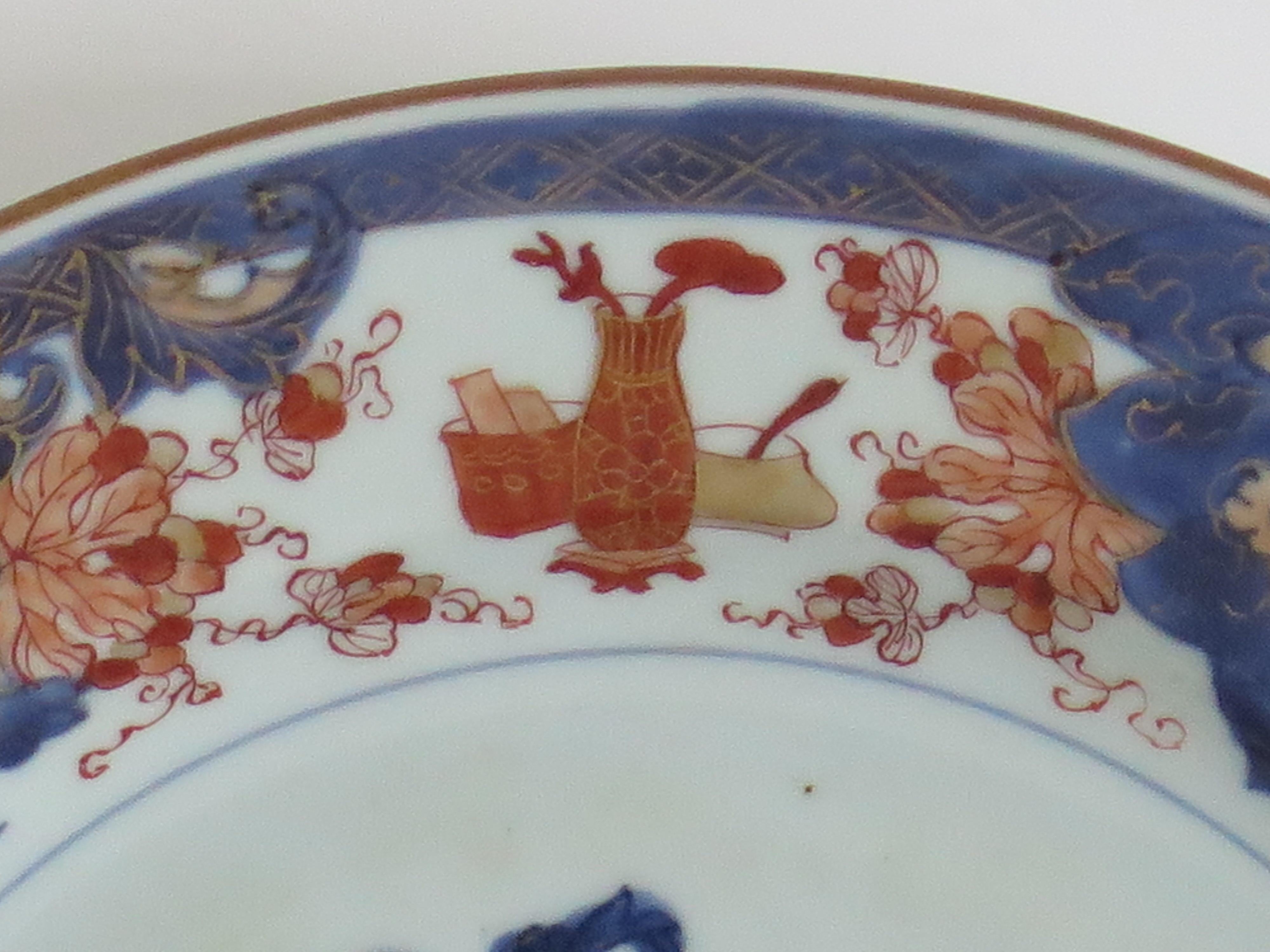 Chinese Porcelain Plate 'B' Finely Hand Decorated, Qing Kangxi, circa 1700 In Good Condition For Sale In Lincoln, Lincolnshire