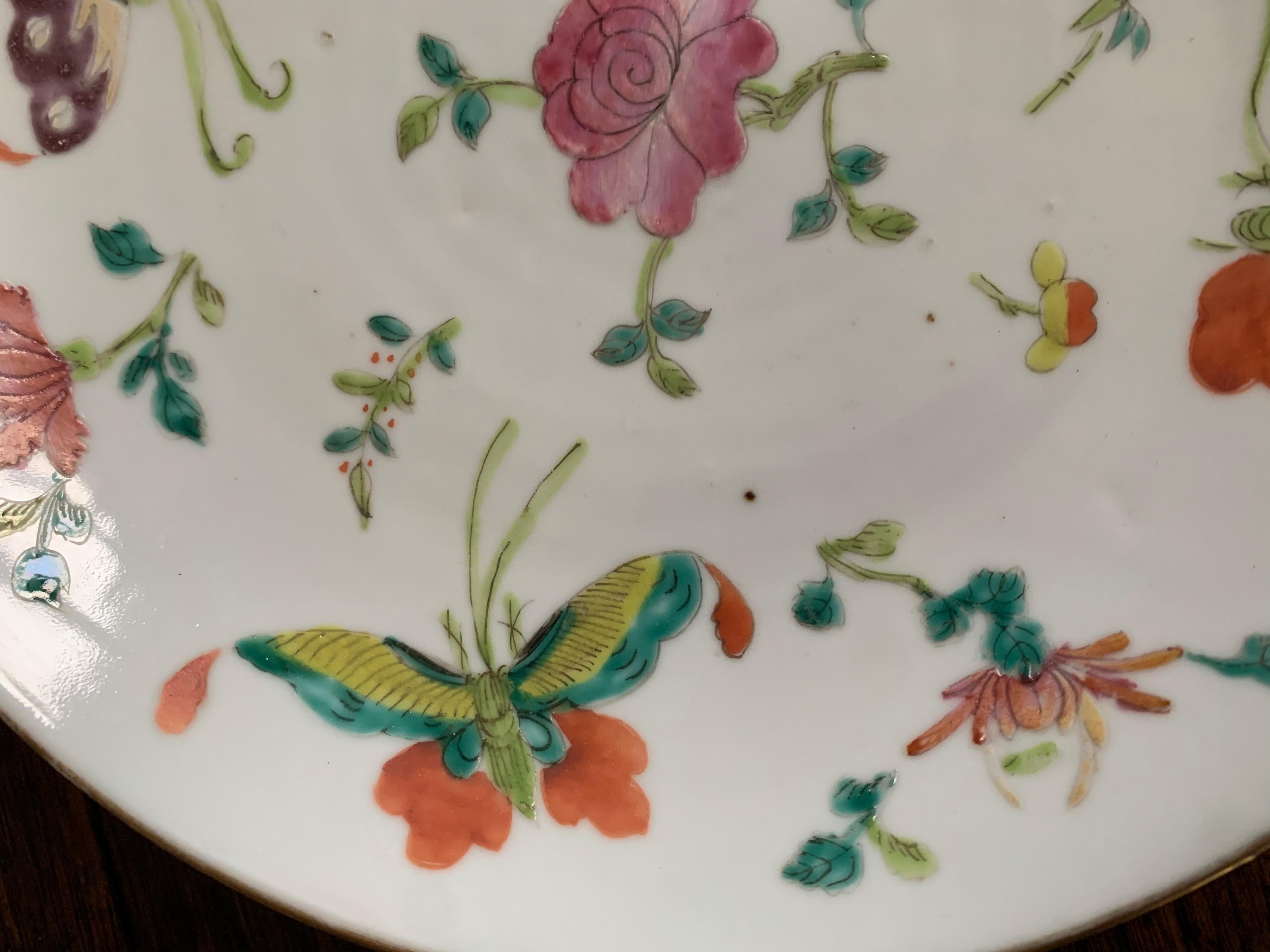 Cette belle assiette en porcelaine est produite à l'époque des Qing, appelée porcelaine 