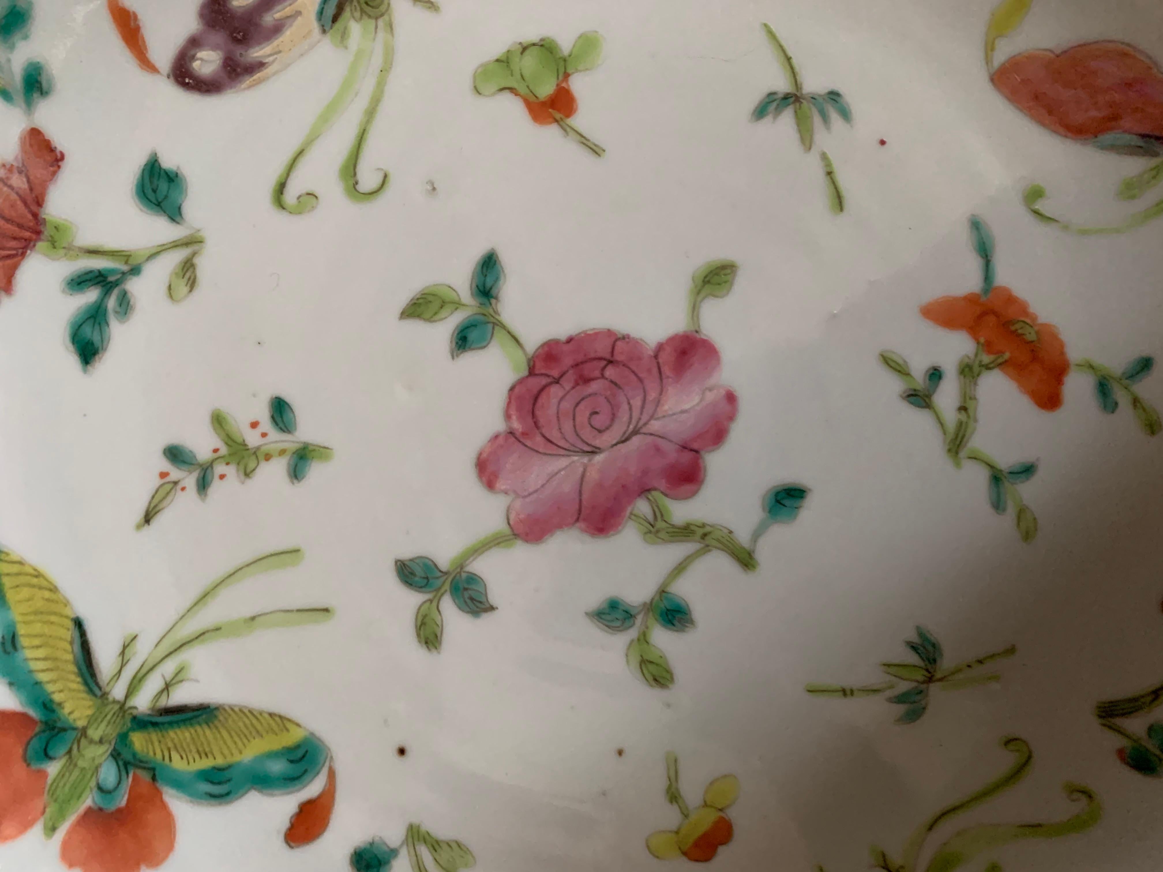Chinesischer Porzellanteller „Famille Rose“ mit Schmetterlingsdekorationen aus dem 19. Jahrhundert China im Angebot 1