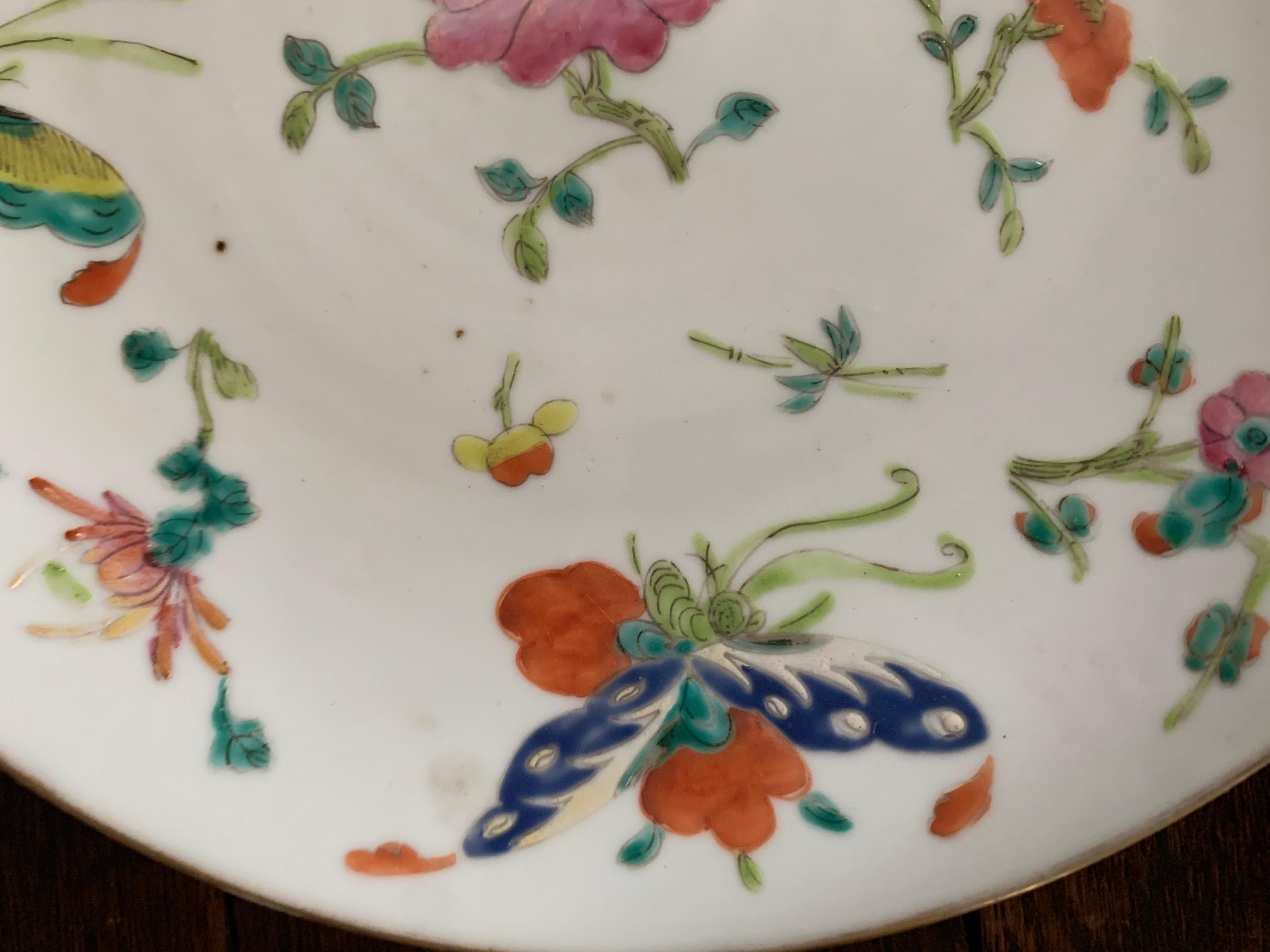Chinesischer Porzellanteller „Famille Rose“ mit Schmetterlingsdekorationen aus dem 19. Jahrhundert China im Angebot 2