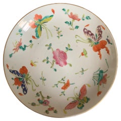 Plato de porcelana china "Famille Rose" Decoración de mariposas Siglo XIX China