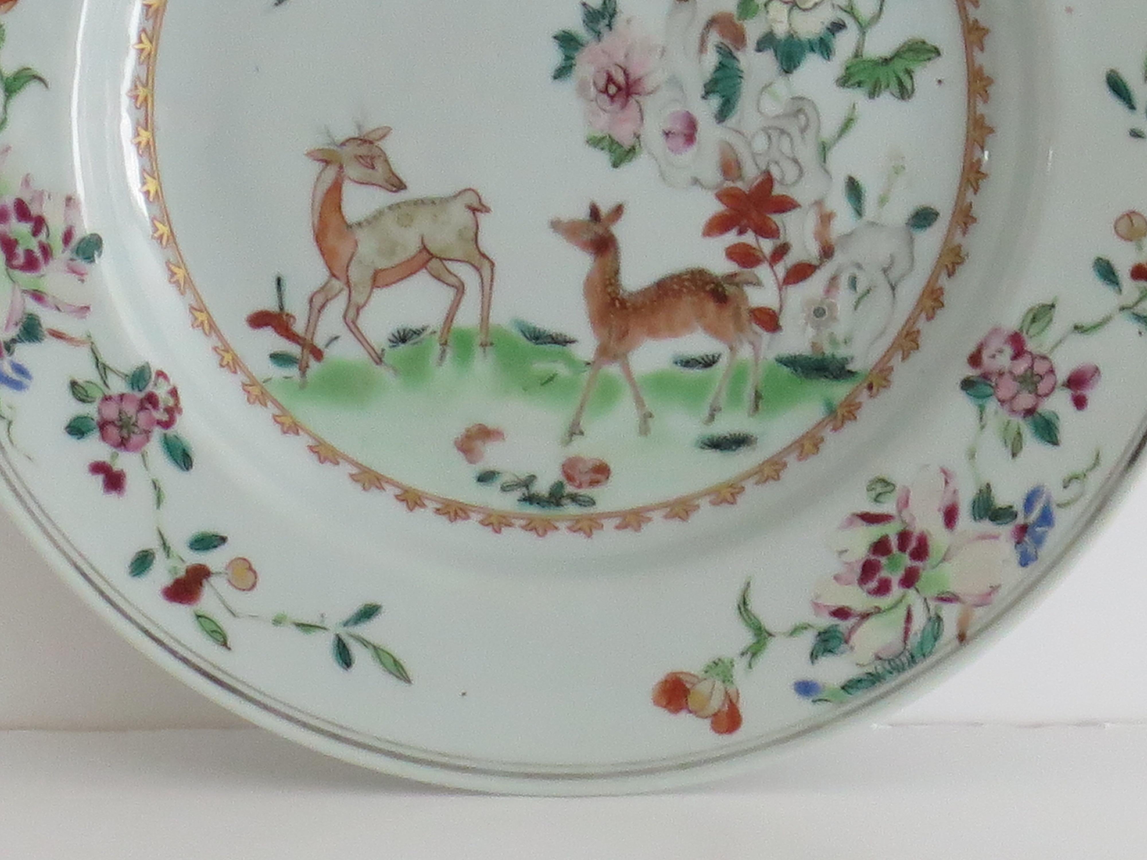 Assiette en porcelaine chinoise Famille-Rose Deux Cerfs, Qing Yongzheng vers 1730 en vente 1