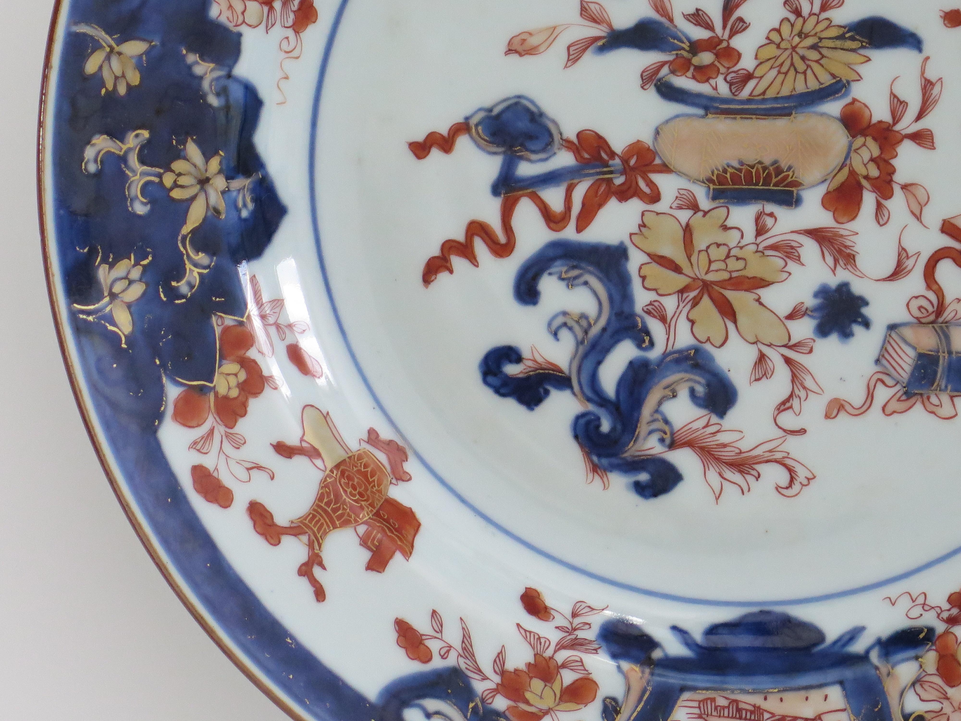 Chinese Porcelain Plate Finely Hand Decorated, Qing Kangxi circa 1700 For Sale 4