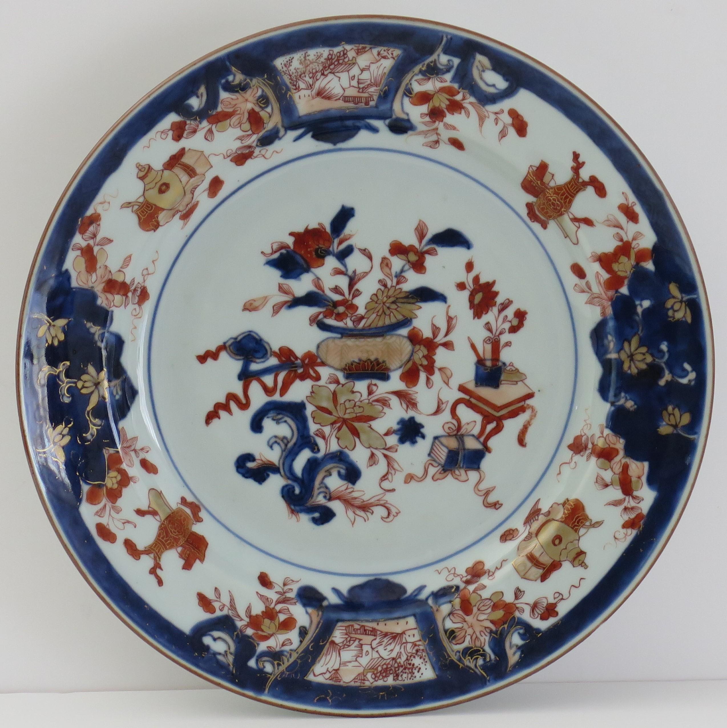 Chinesischer Porzellanteller mit feinem Handdekor, Qing Kangxi um 1700 (Chinesischer Export) im Angebot
