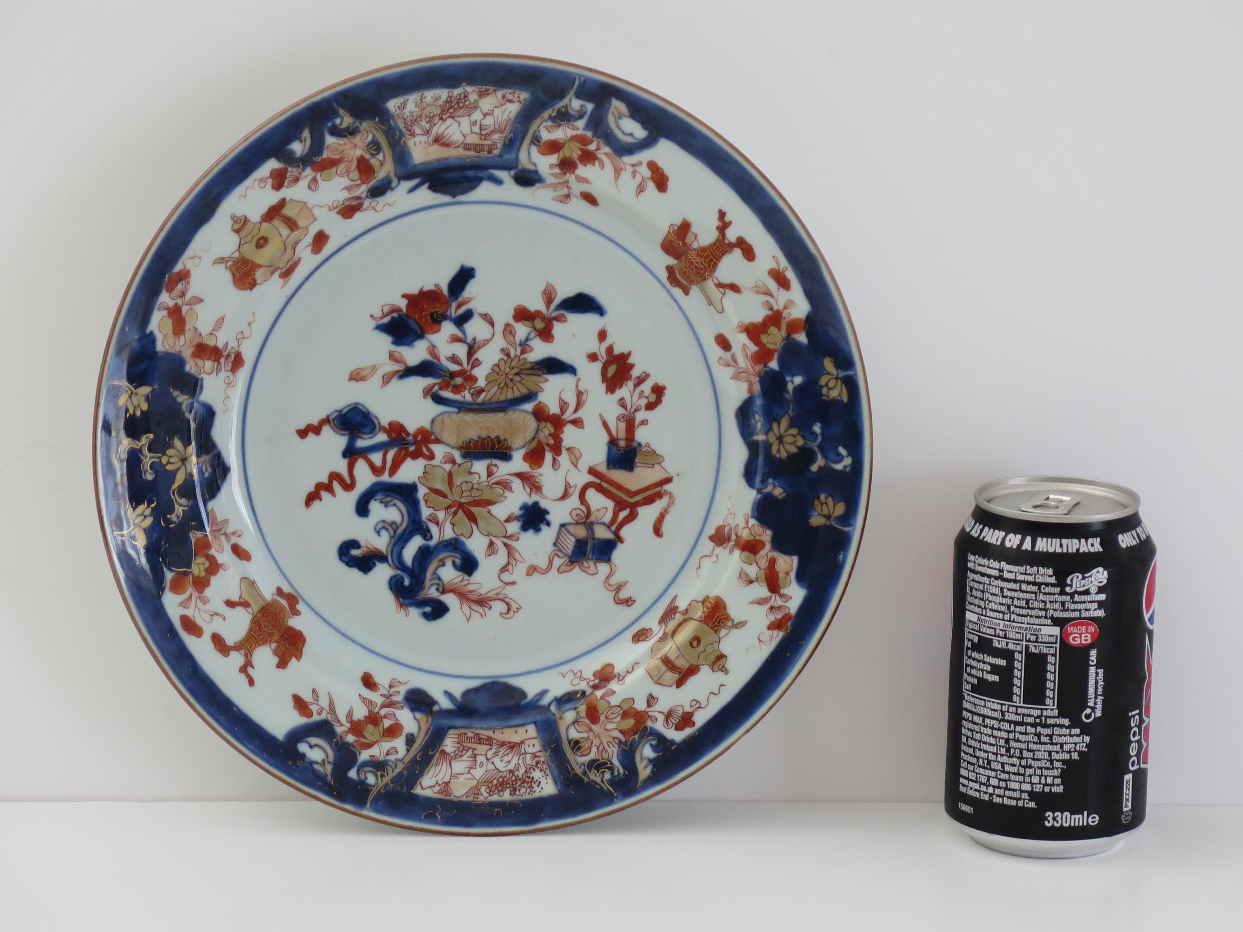 Hand-Painted Chinese Porcelain Plate Finely Hand Decorated, Qing Kangxi circa 1700 For Sale