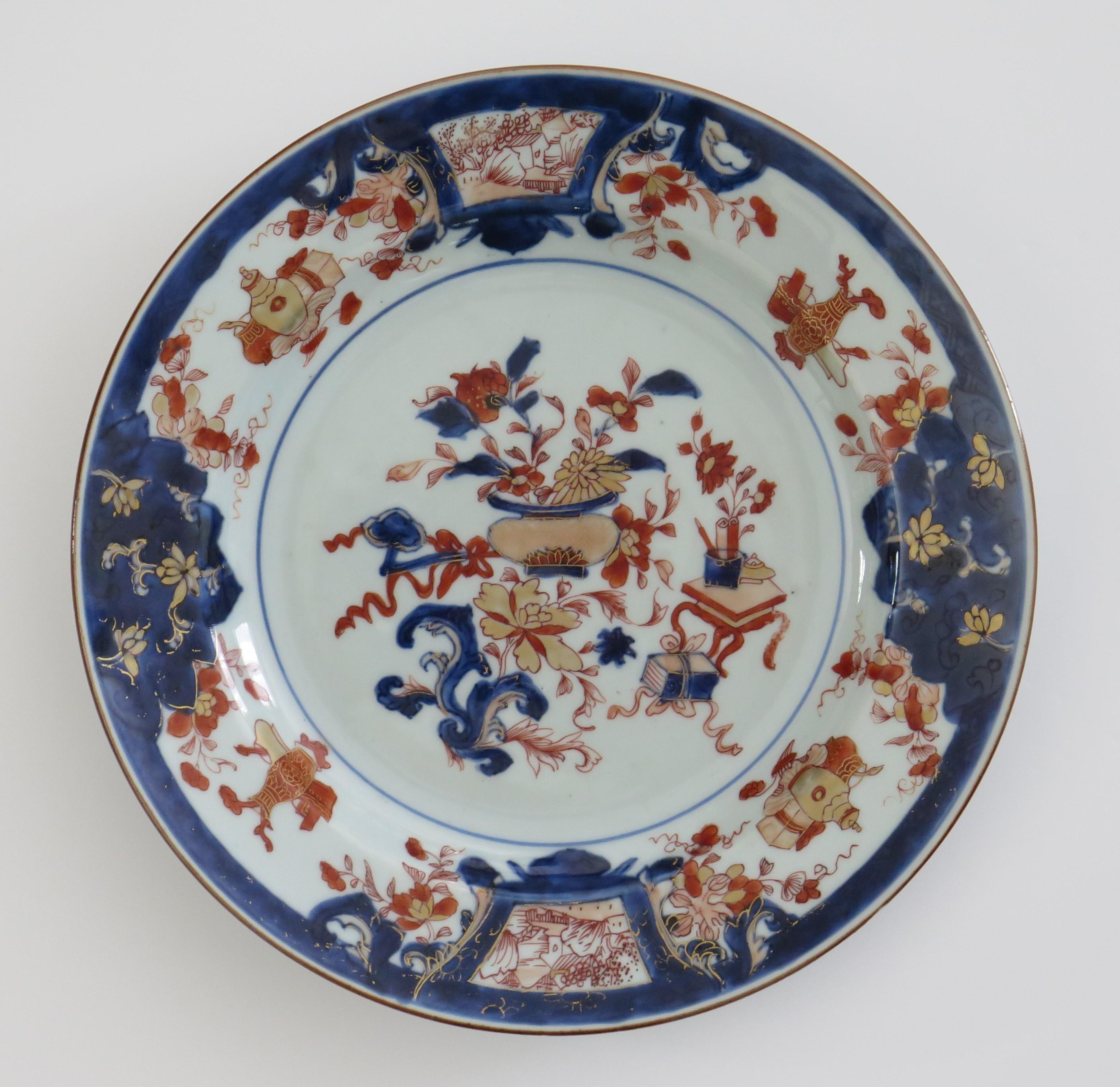 Plato de porcelana china del periodo Kangxi finamente decorado a mano, hacia 1700 en Bueno estado para la venta en Lincoln, Lincolnshire