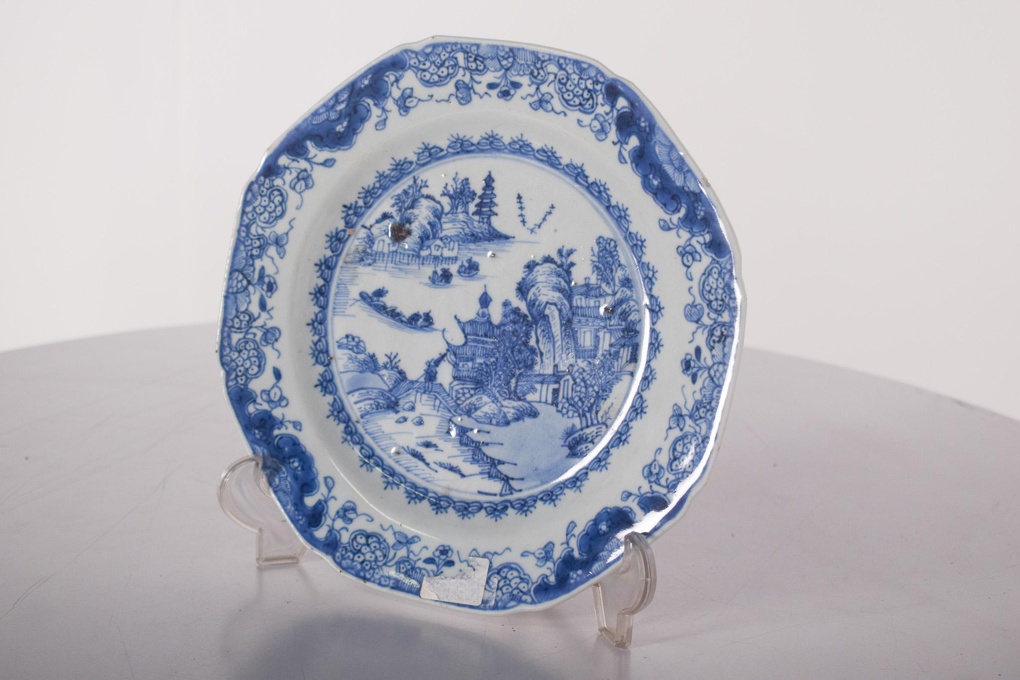 Chinesischer Porzellanteller für den Export, blau verziert (Barock) im Angebot