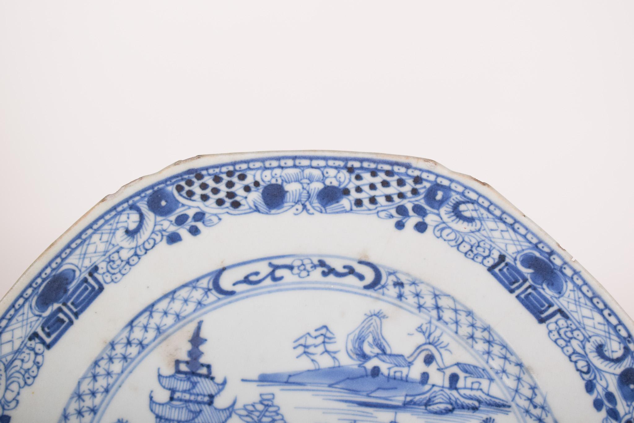 Baroque Assiette en porcelaine chinoise pour l'exportation, décoration bleue en vente