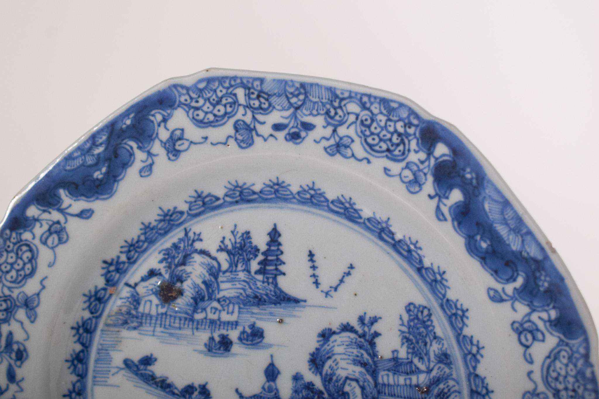 Chinesischer Porzellanteller für den Export, blau verziert im Zustand „Relativ gut“ im Angebot in Lisboa, Lisboa