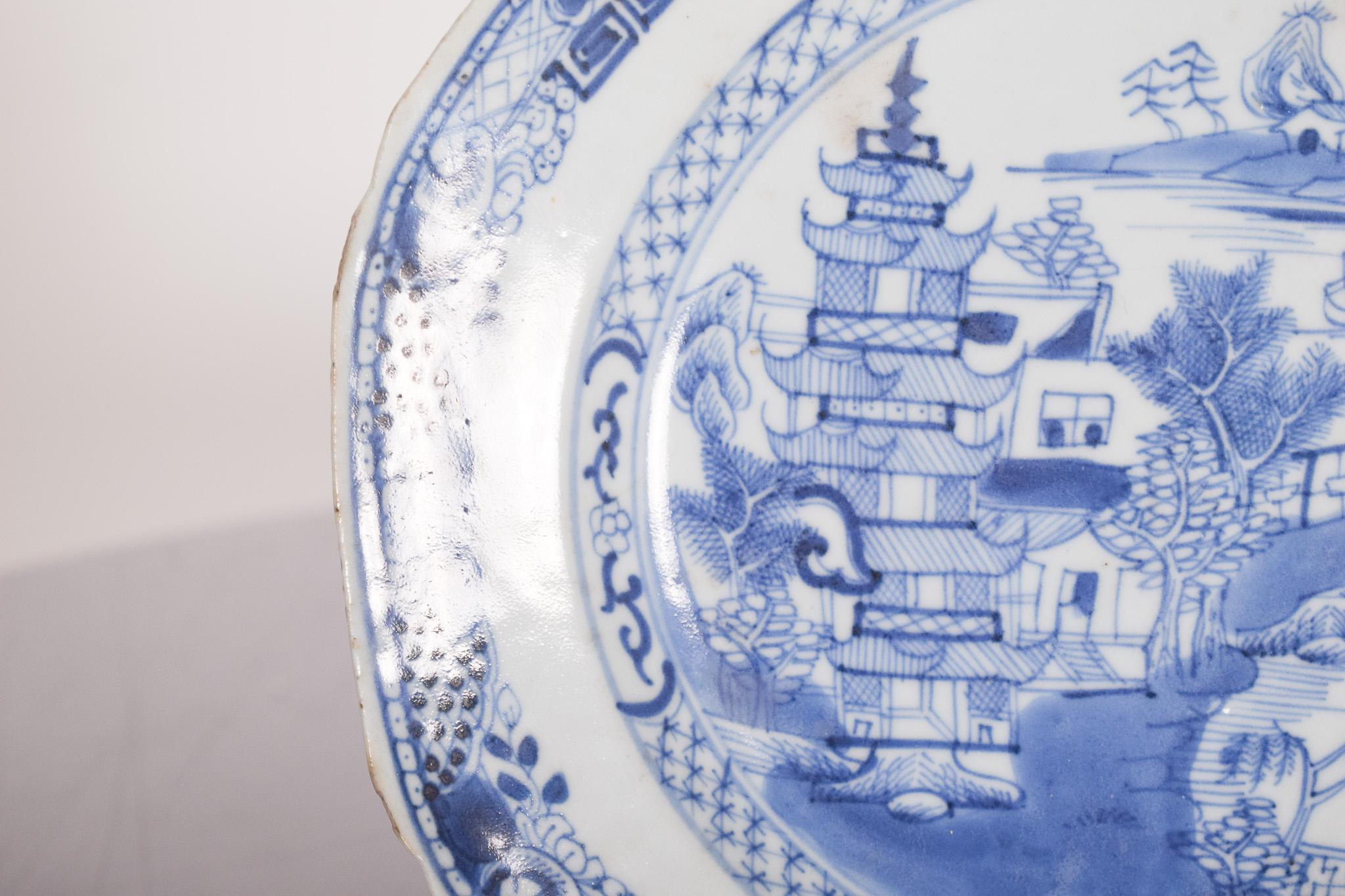 Chinois Assiette en porcelaine chinoise pour l'exportation, décoration bleue en vente