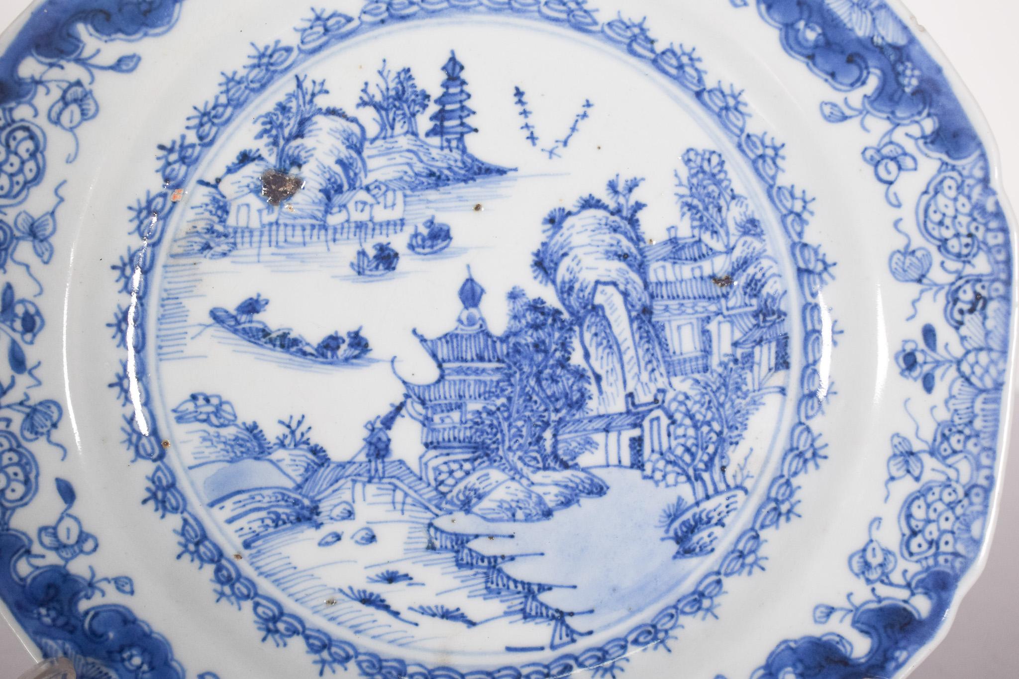 Chinesischer Porzellanteller für den Export, blau verziert (18. Jahrhundert) im Angebot
