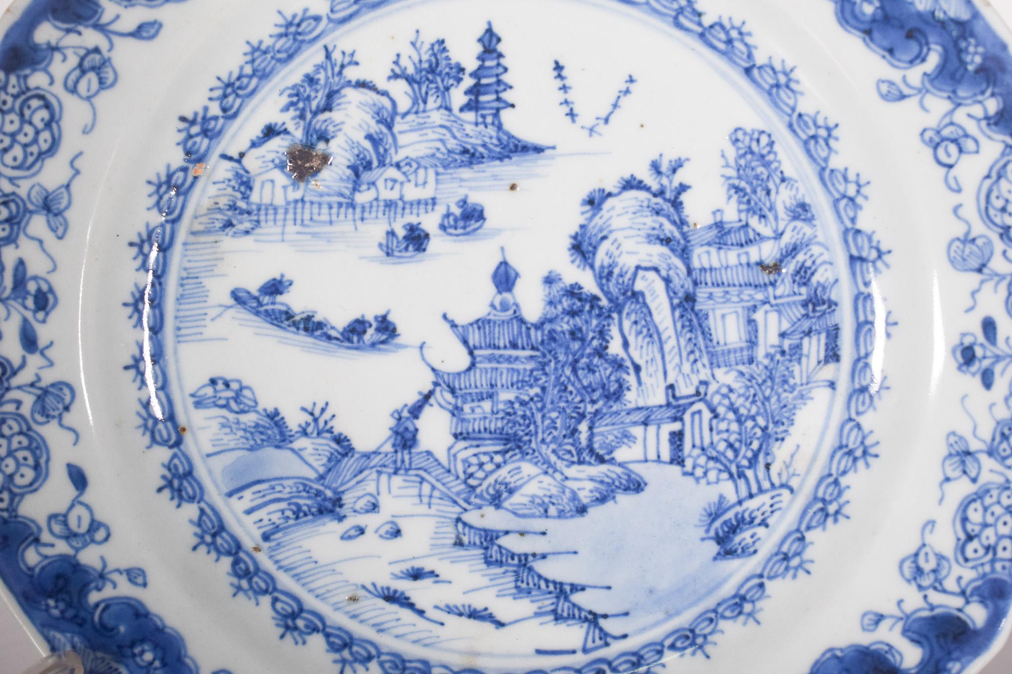 Chinesischer Porzellanteller für den Export, blau verziert im Angebot 1
