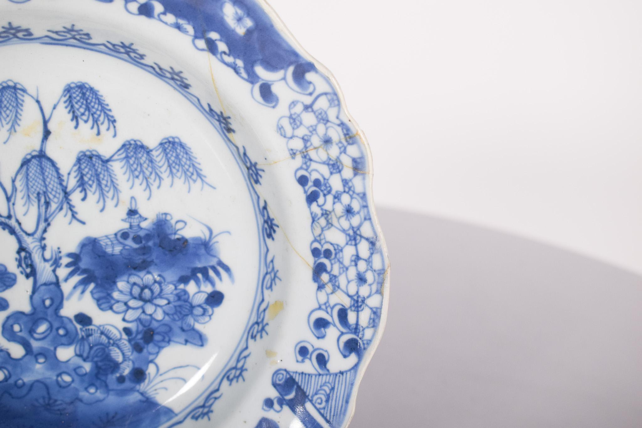 Chinese Porcelain Plate for Export, Decoration in Blue In Fair Condition For Sale In Lisboa, Lisboa