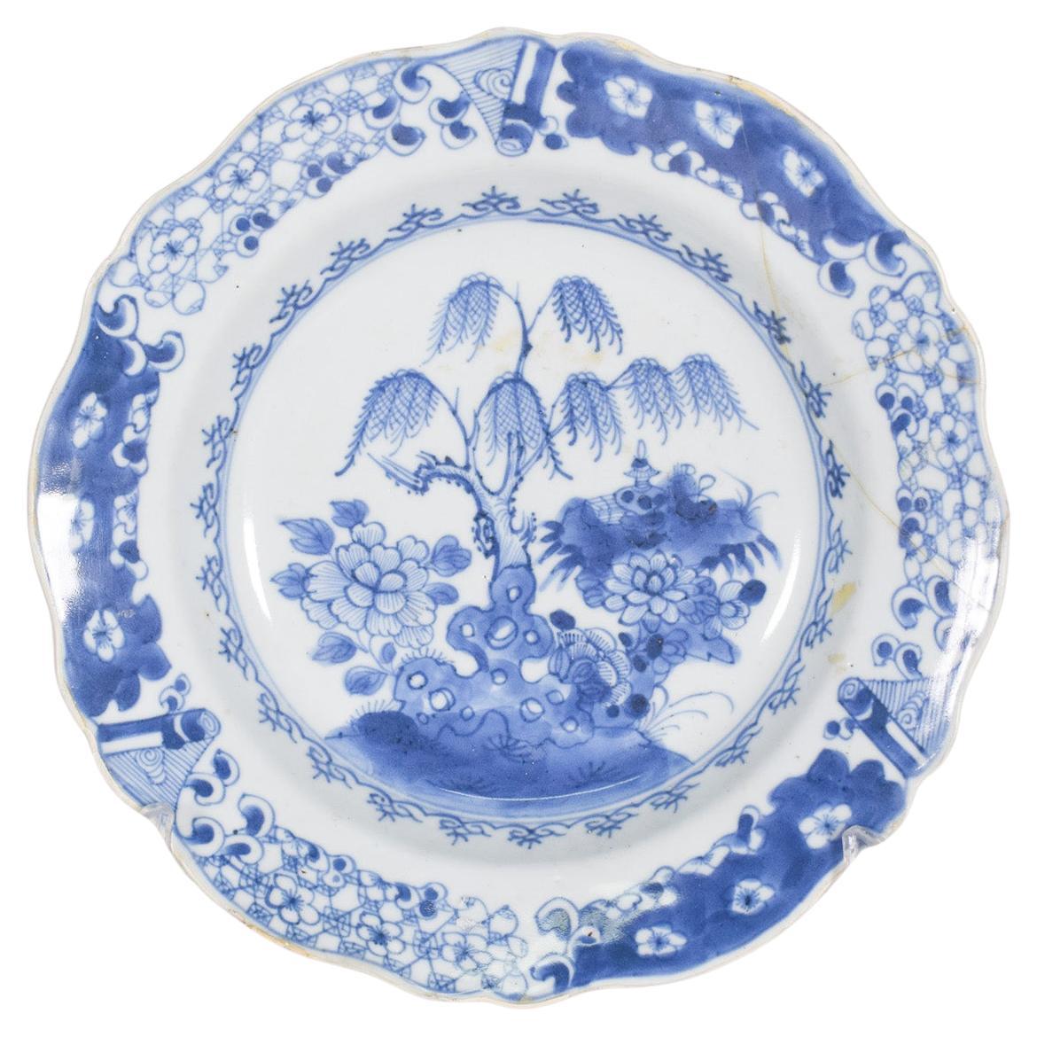 Assiette en porcelaine chinoise pour l'exportation, décoration en bleu