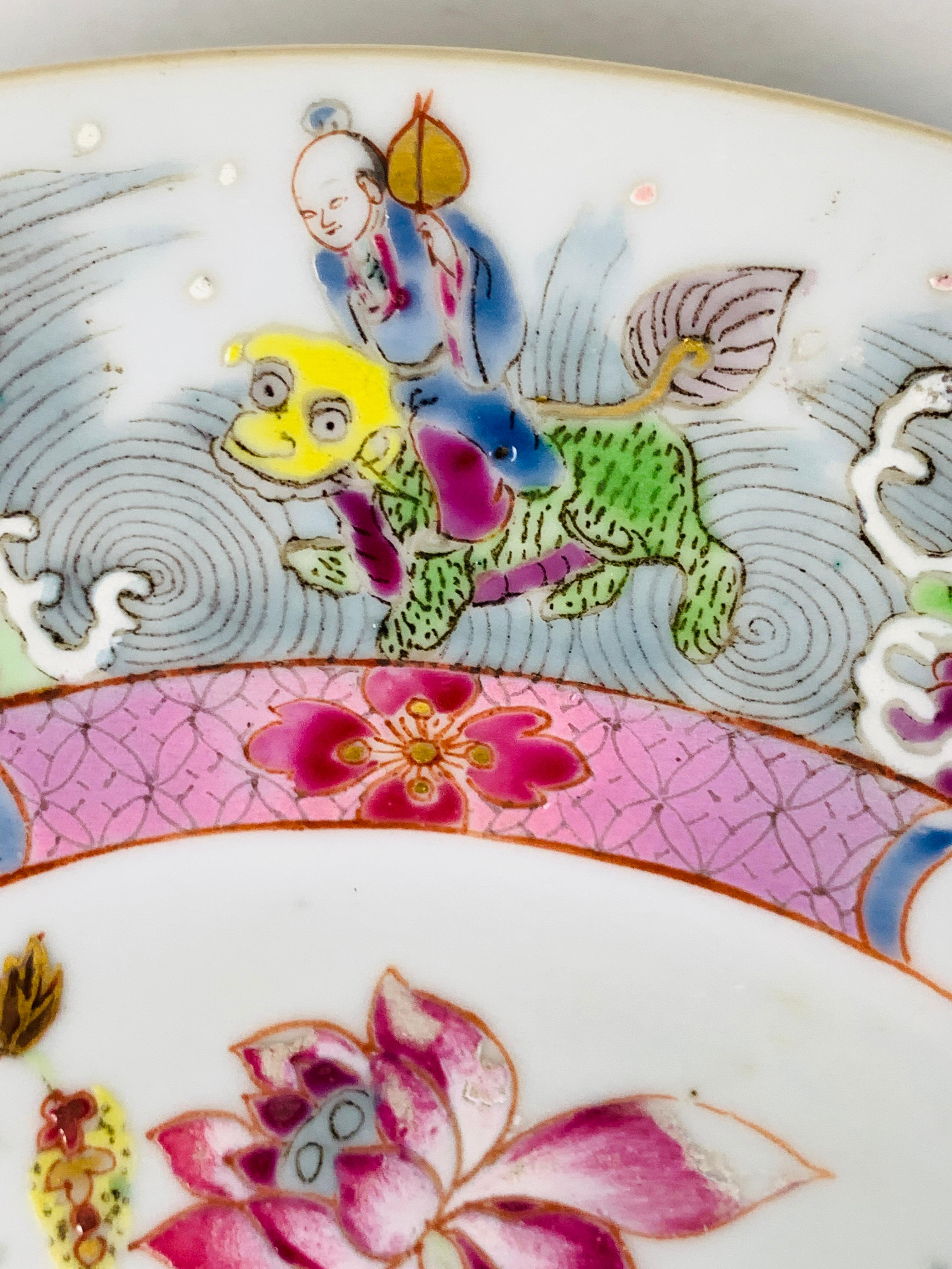 Qing Assiette en porcelaine chinoise peinte à la main - Canton de rose avec immortels - vers 1820 en vente