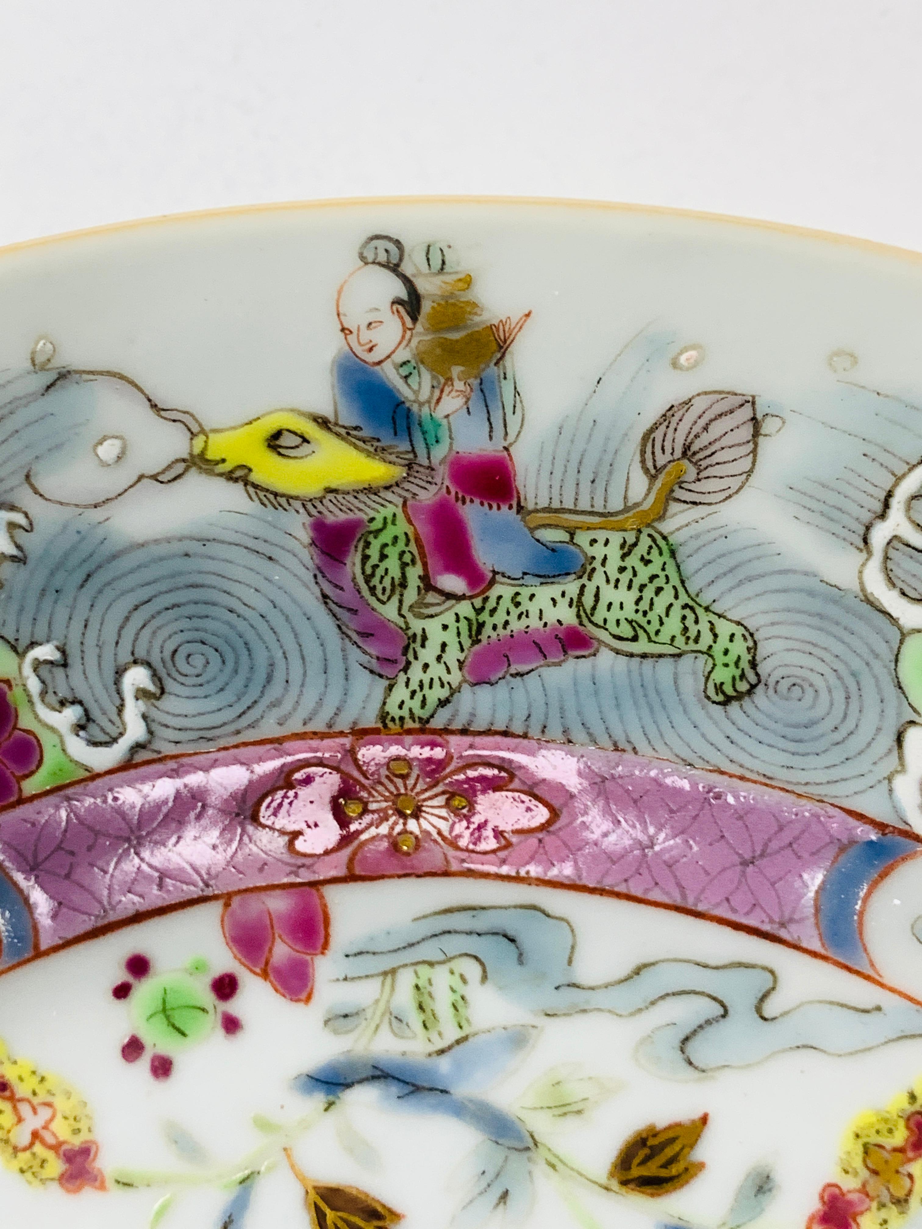 Chinois Assiette en porcelaine chinoise peinte à la main - Canton de rose avec immortels - vers 1820 en vente