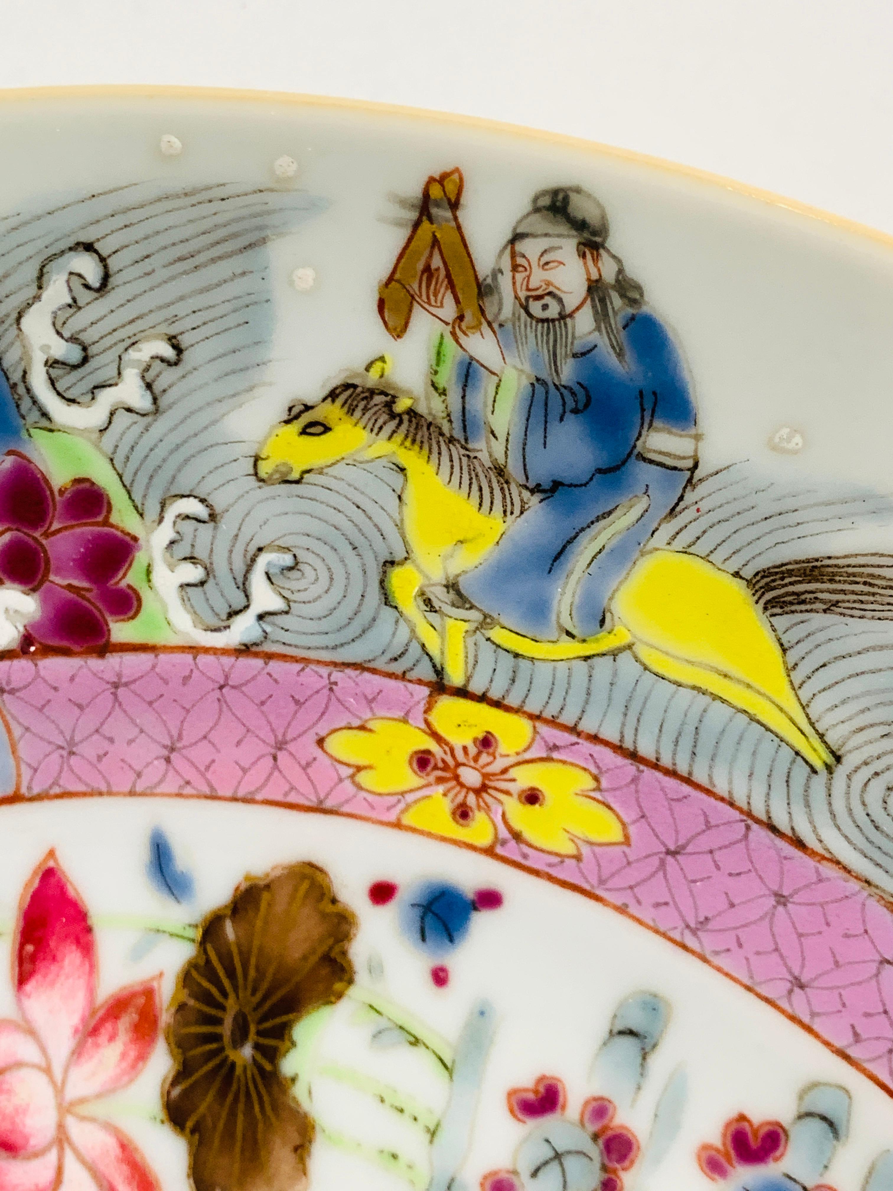 Peint à la main Assiette en porcelaine chinoise peinte à la main - Canton de rose avec immortels - vers 1820 en vente