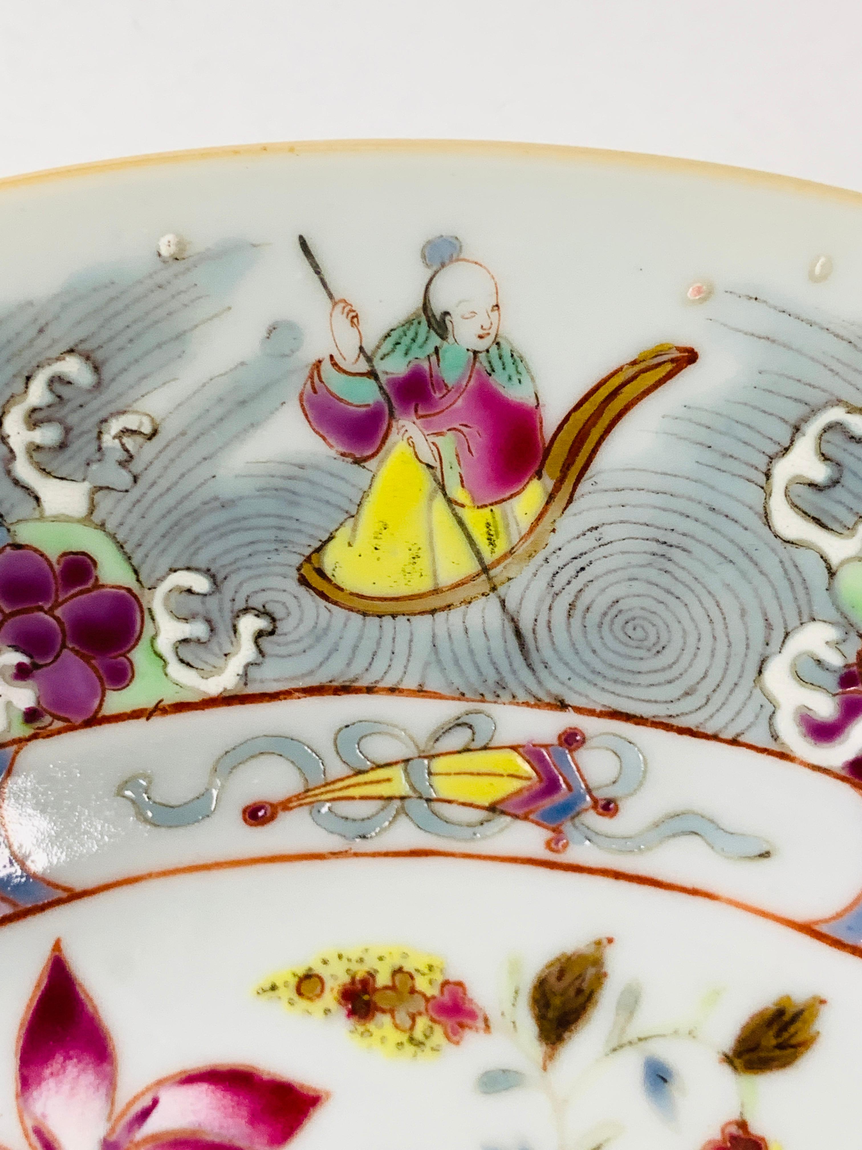 Assiette en porcelaine chinoise peinte à la main - Canton de rose avec immortels - vers 1820 Excellent état - En vente à Katonah, NY