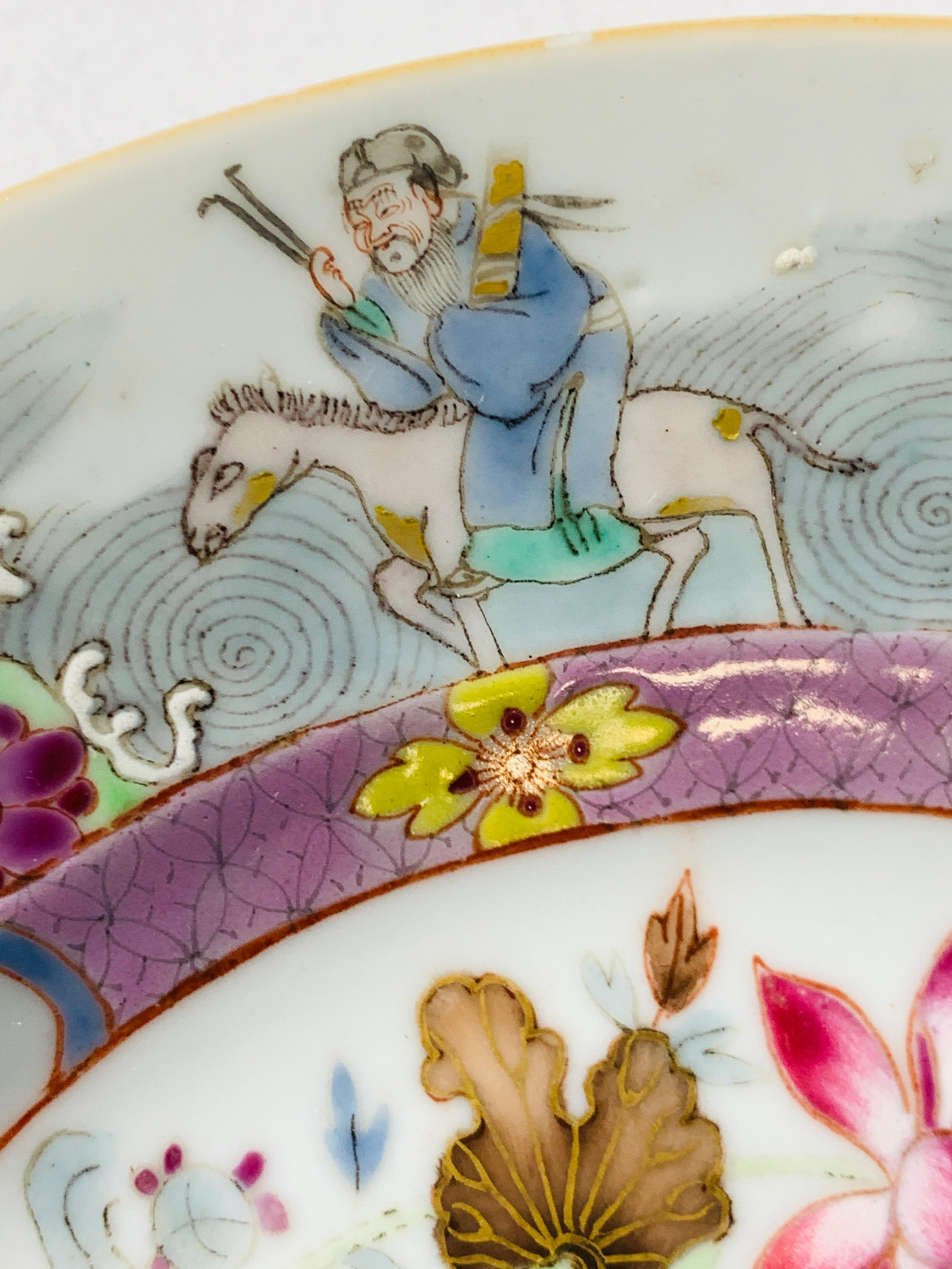 XIXe siècle Assiette en porcelaine chinoise peinte à la main - Canton de rose avec immortels - vers 1820 en vente