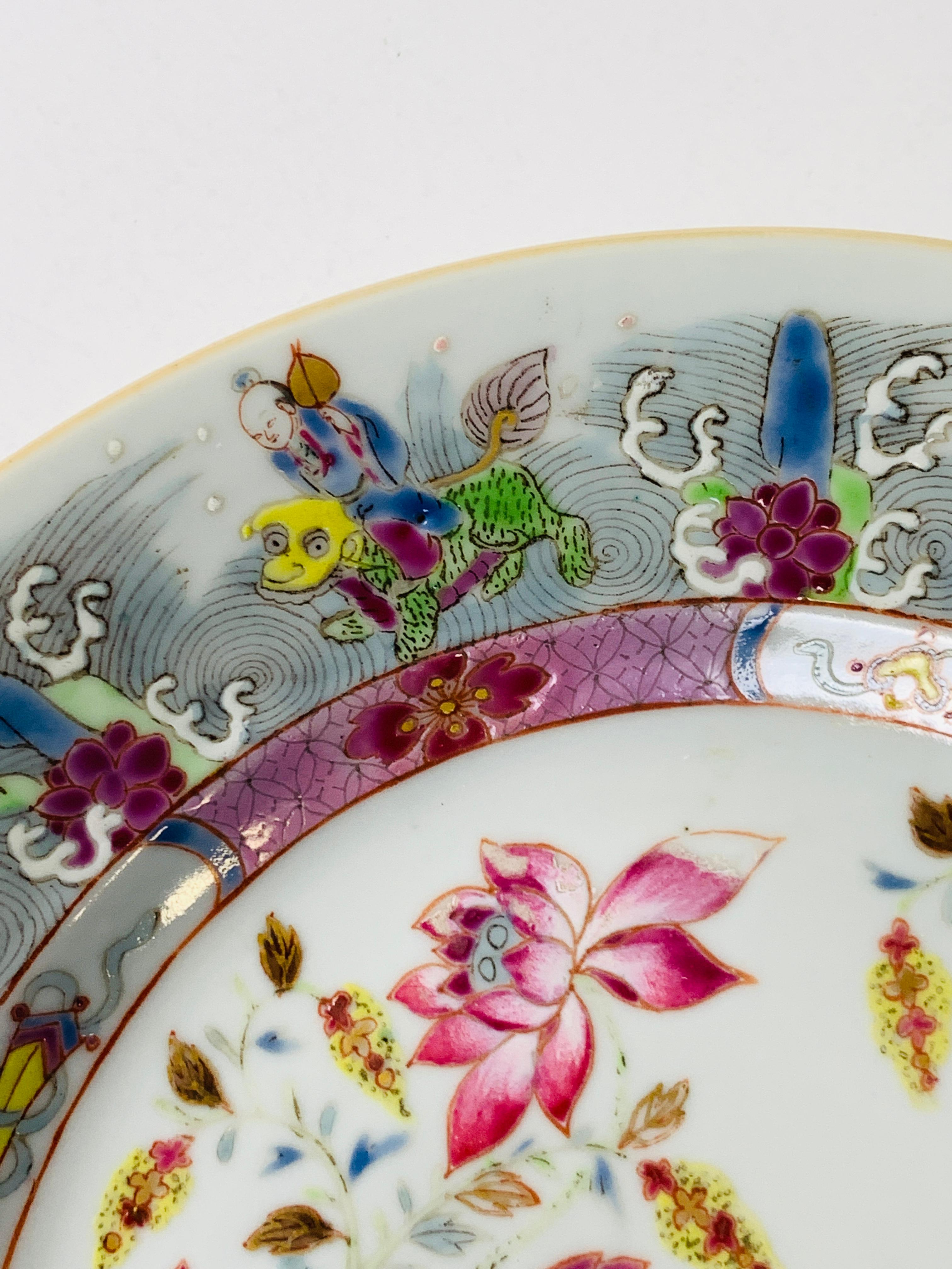 Porcelaine Assiette en porcelaine chinoise peinte à la main - Canton de rose avec immortels - vers 1820 en vente