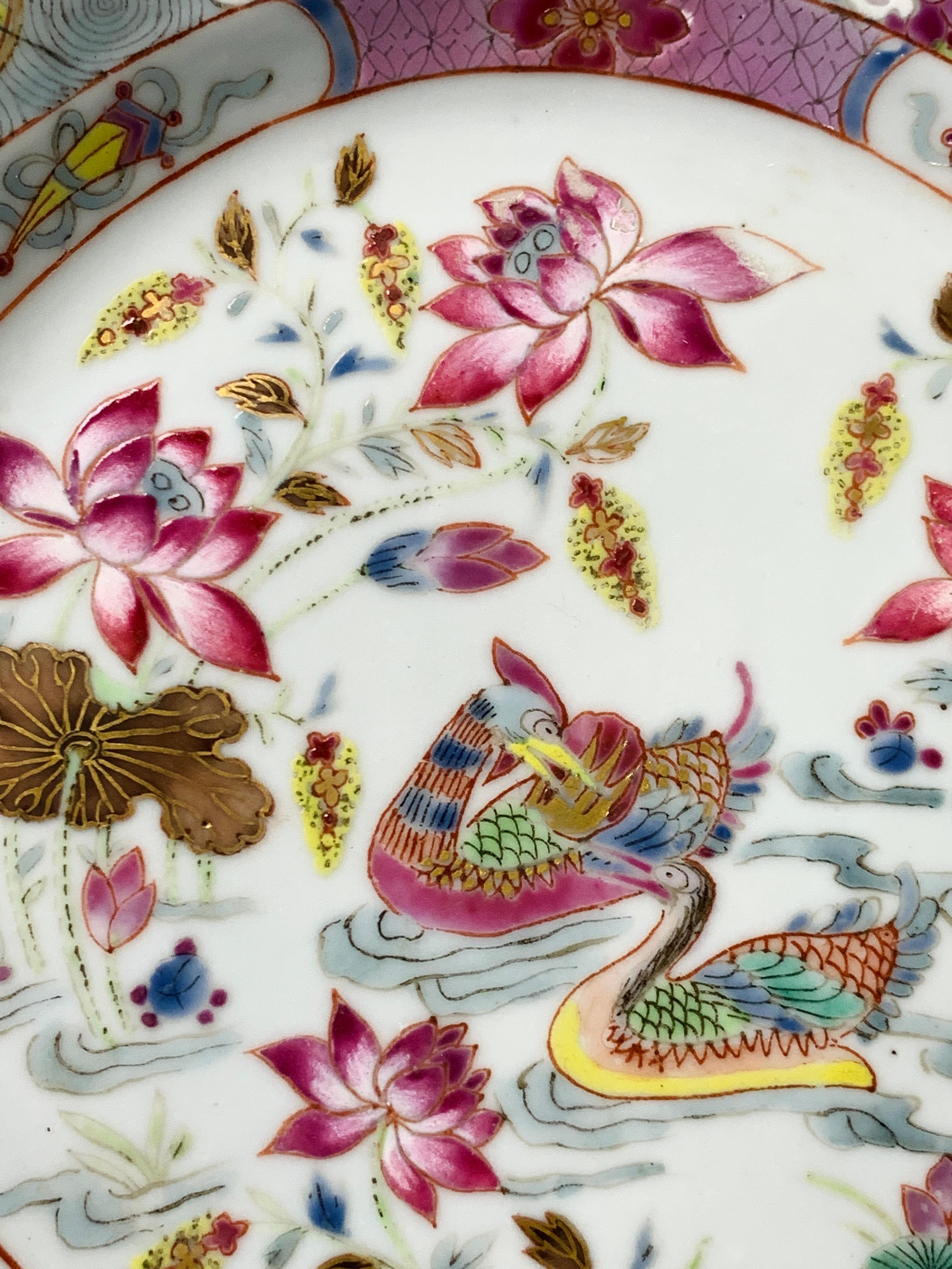 Assiette en porcelaine chinoise peinte à la main - Canton de rose avec immortels - vers 1820 en vente 1