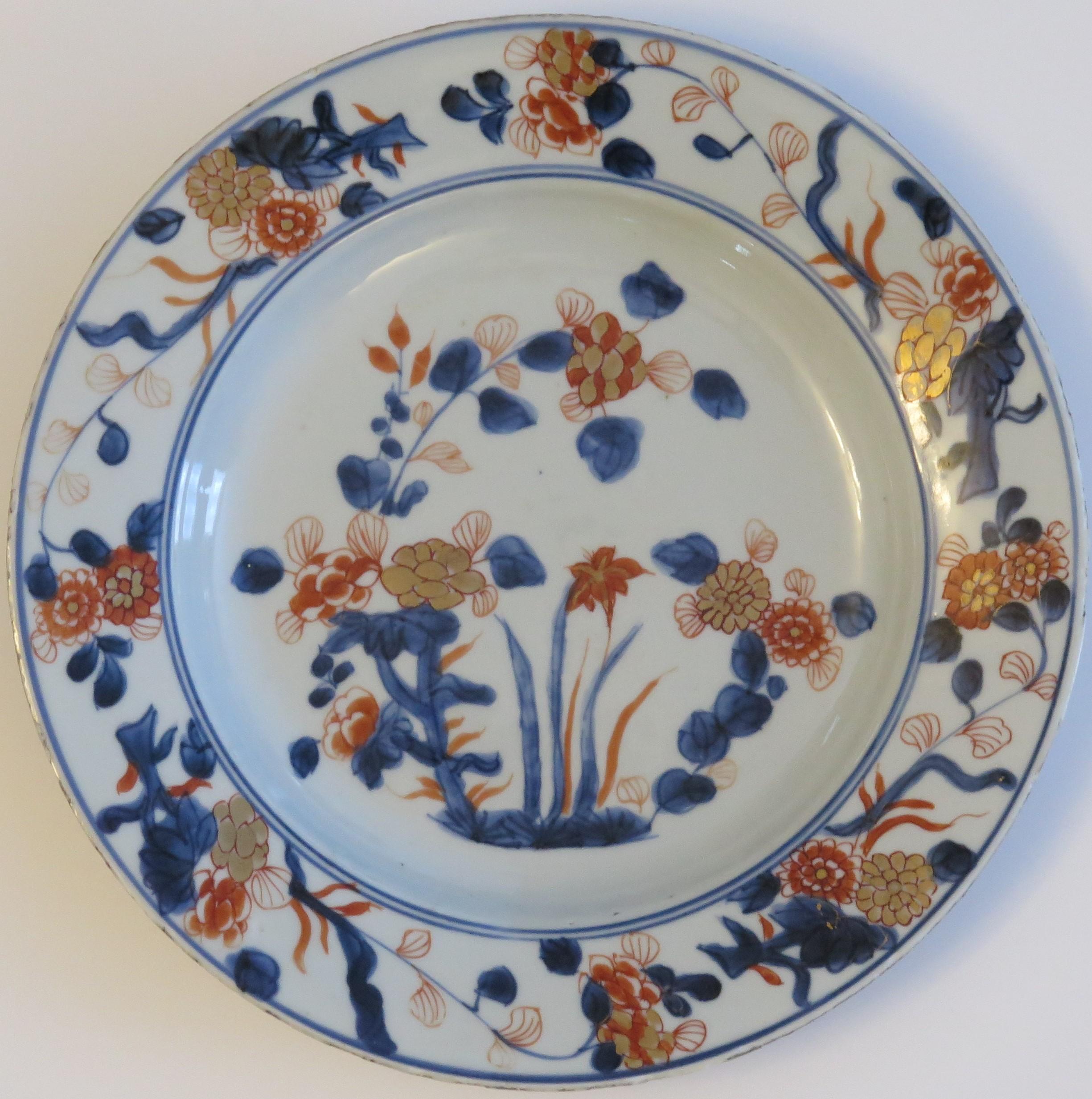 This is a beautifully hand painted Chinese Export porcelain Plate or Bowl from the Qing, Kangxi period, 1662-1722, fully marked to the base with the Kangxi period Artemisia Leaf mark within a double blue ring.

The plate is of dinner plate size,