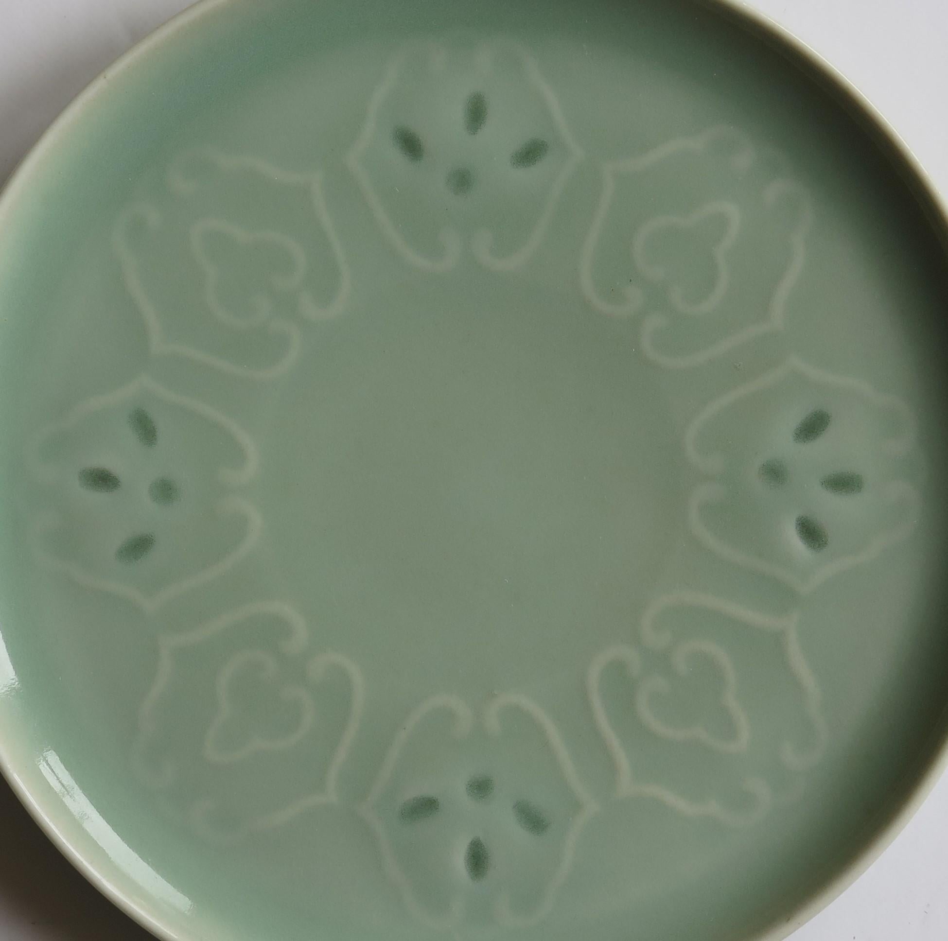 Assiette ou plat en porcelaine chinoise à glaçure céladon moulée ou incisée, Qing en vente 5