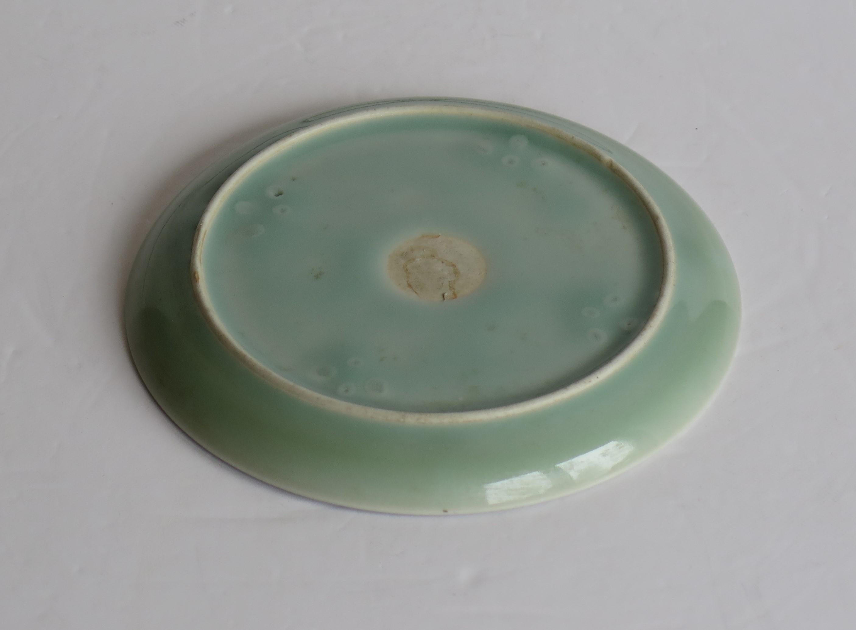 Assiette ou plat en porcelaine chinoise à glaçure céladon moulée ou incisée, Qing en vente 6
