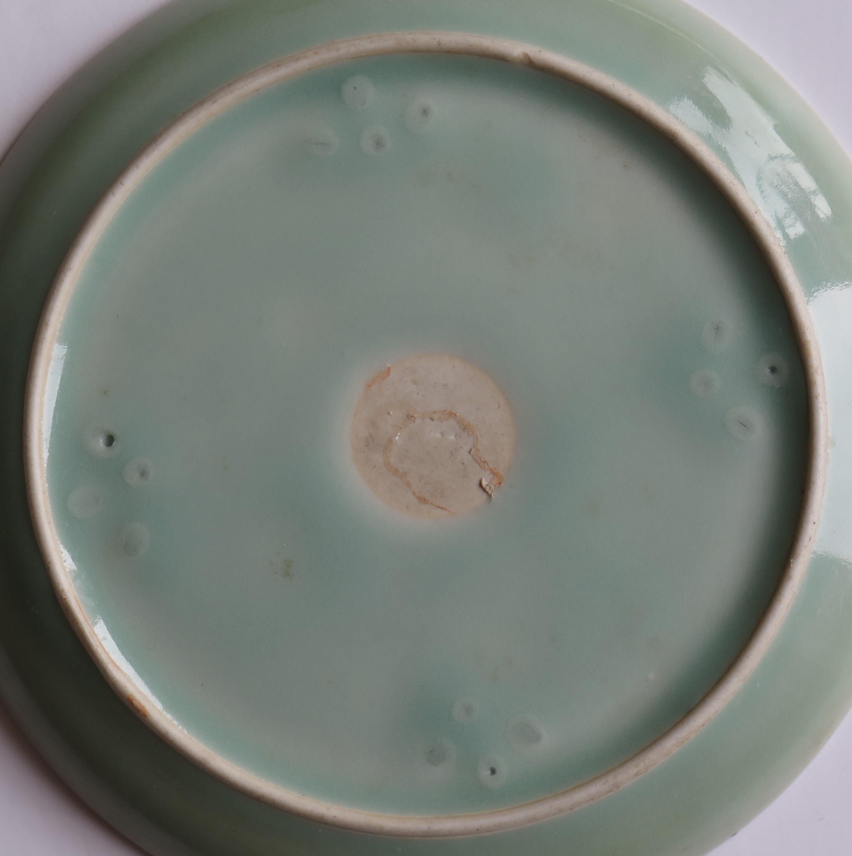 Assiette ou plat en porcelaine chinoise à glaçure céladon moulée ou incisée, Qing en vente 7