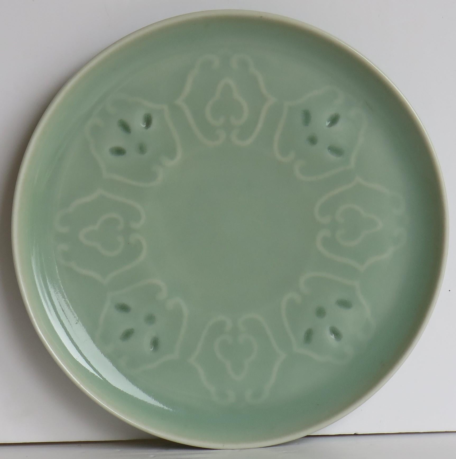 Il s'agit d'une très bonne assiette ou d'un plat en porcelaine chinoise à décor moulé ou incisé de style Ming, que nous datons de la fin de la dynastie Qing, vers 1900.

L'assiette a un diamètre de 6 pouces et est bien empotée sur un pied