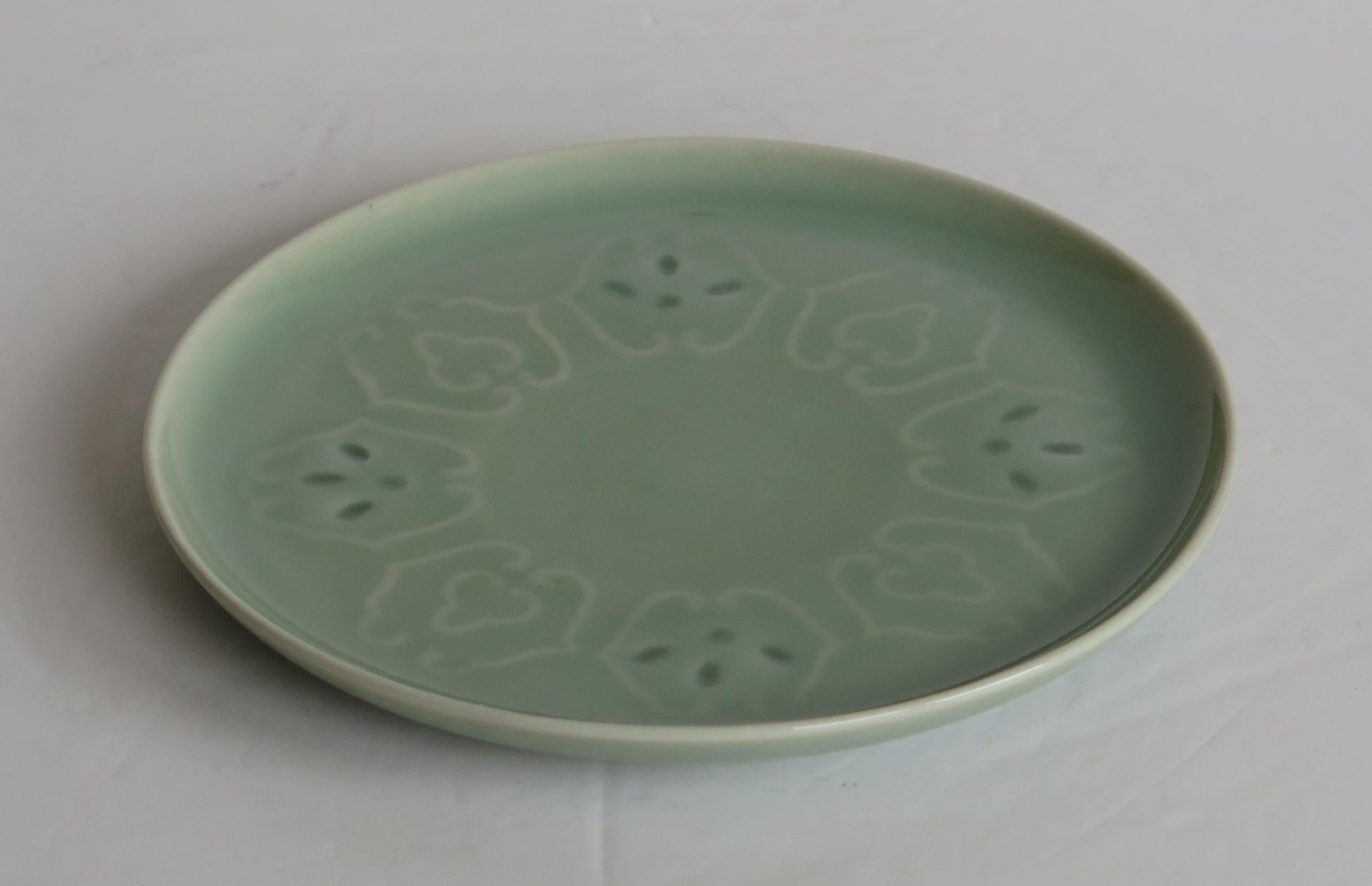 Chinois Assiette ou plat en porcelaine chinoise à glaçure céladon moulée ou incisée, Qing en vente