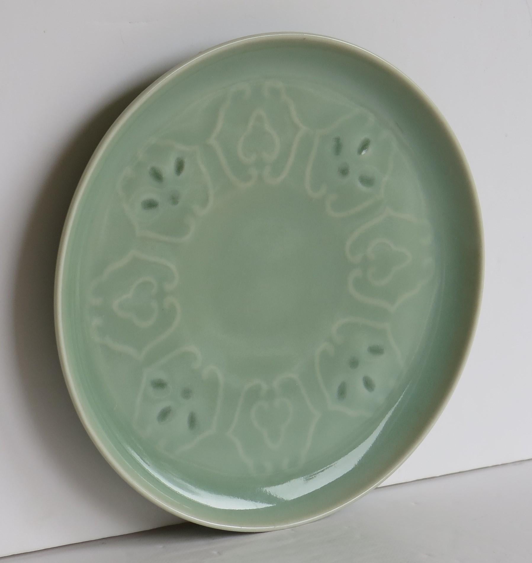 Porcelaine Assiette ou plat en porcelaine chinoise à glaçure céladon moulée ou incisée, Qing en vente