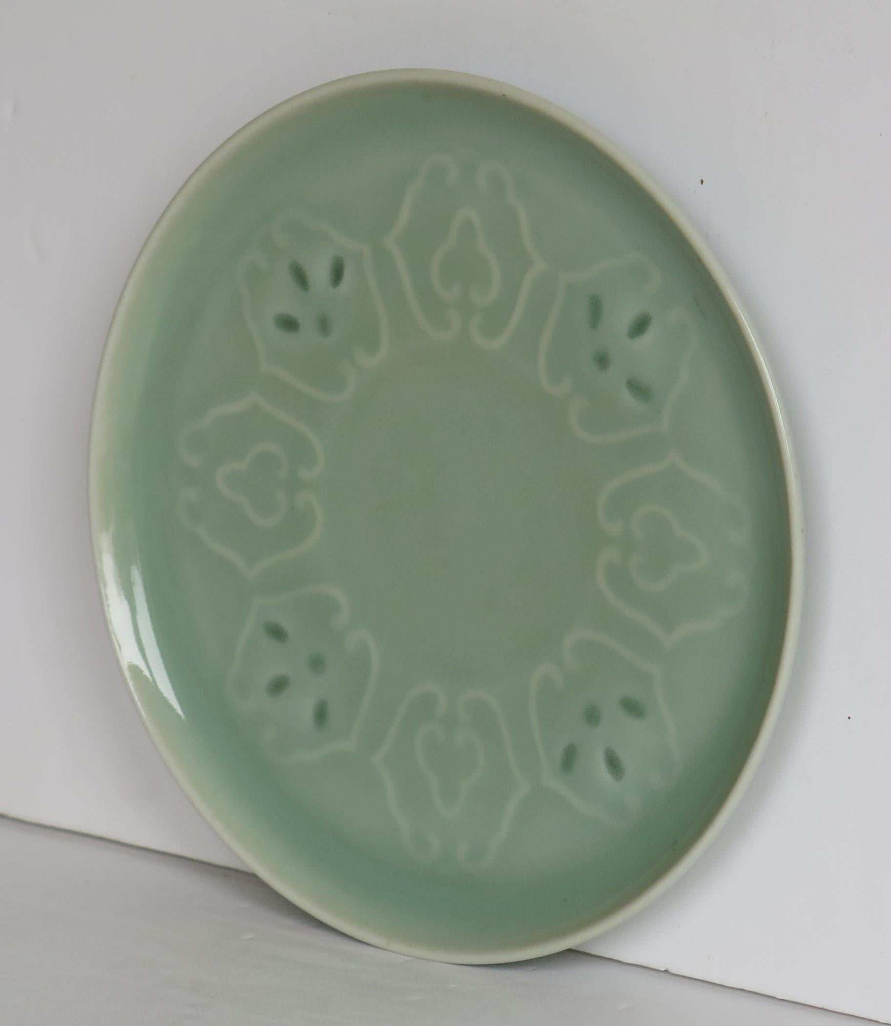 Assiette ou plat en porcelaine chinoise à glaçure céladon moulée ou incisée, Qing en vente 1