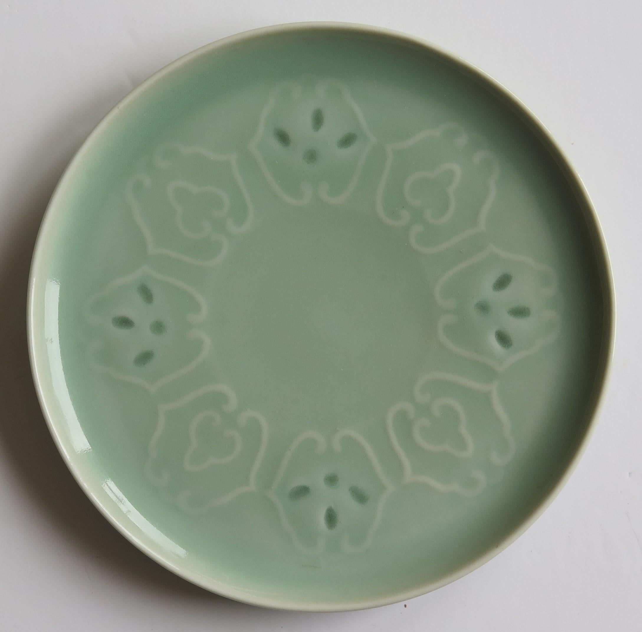 Assiette ou plat en porcelaine chinoise à glaçure céladon moulée ou incisée, Qing en vente 2