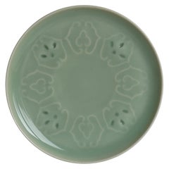 Assiette ou plat en porcelaine chinoise à glaçure céladon moulée ou incisée, Qing