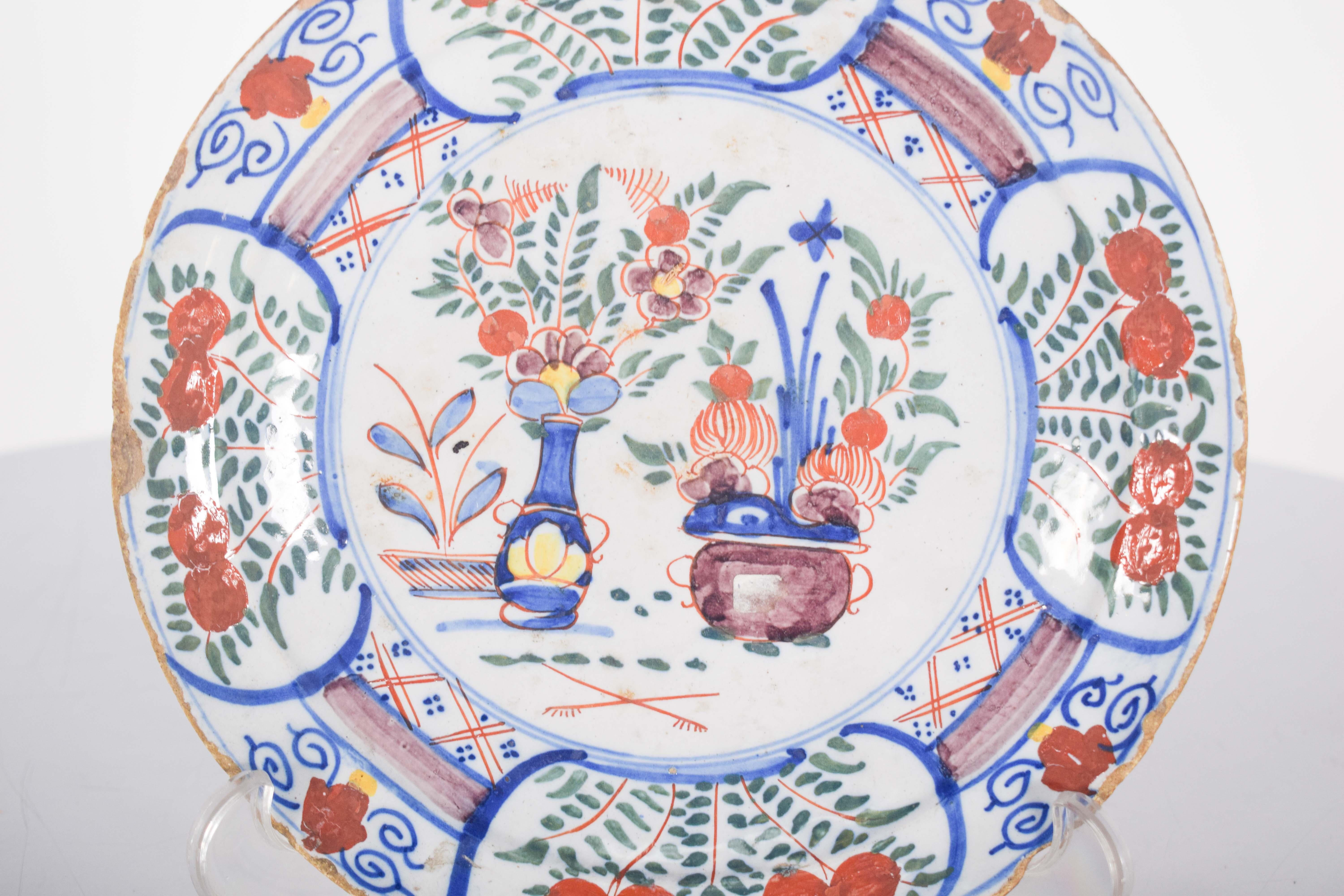 Plato de porcelana china. Decoración policromada en azul, rojo, verde y toques de amarillo. Esta combinación es muy característica del estilo Imari, originario de Japón, pero que también se reprodujo ampliamente en la porcelana china durante el