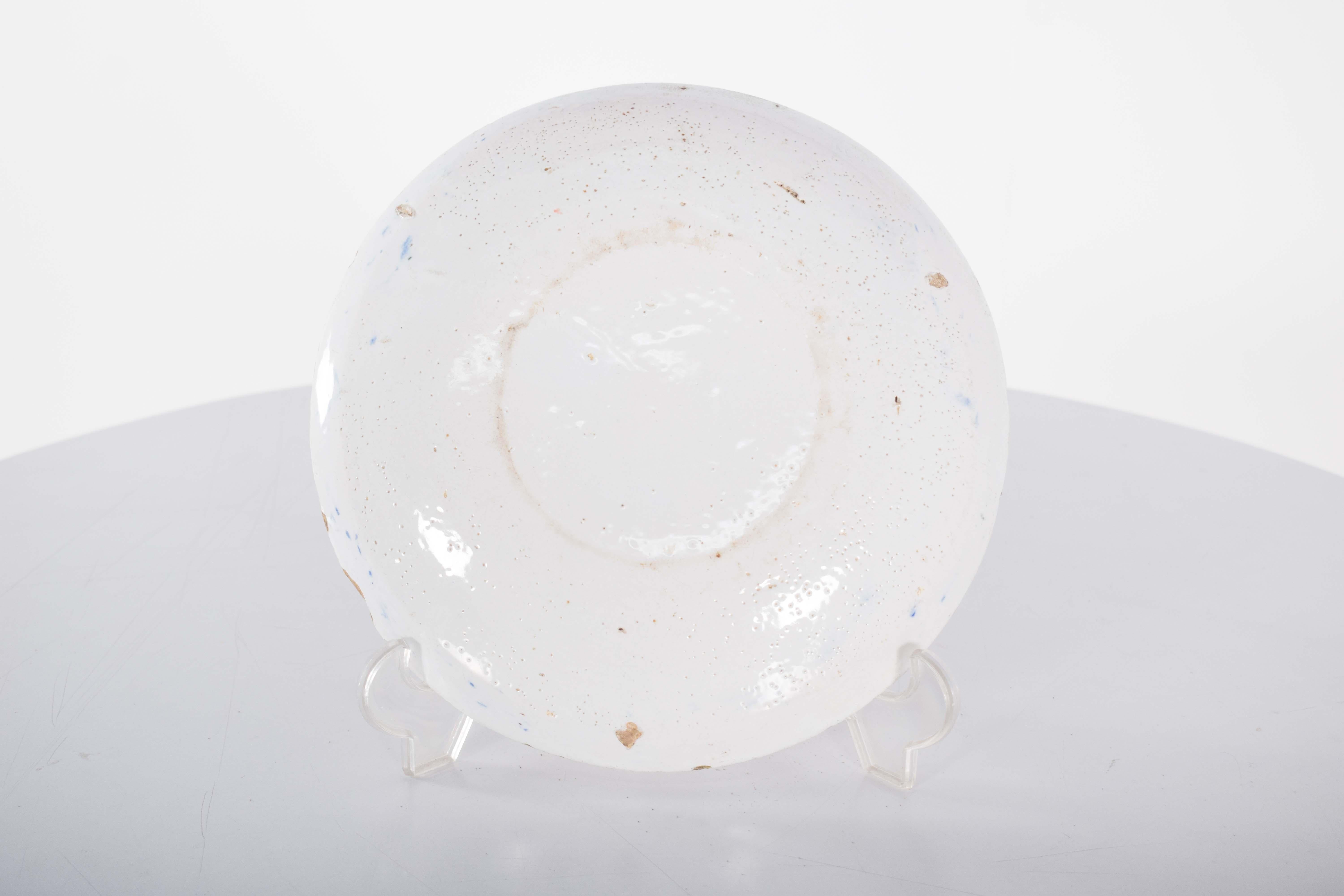 Plato de porcelana china, decoración policroma en azul siglo XX en venta