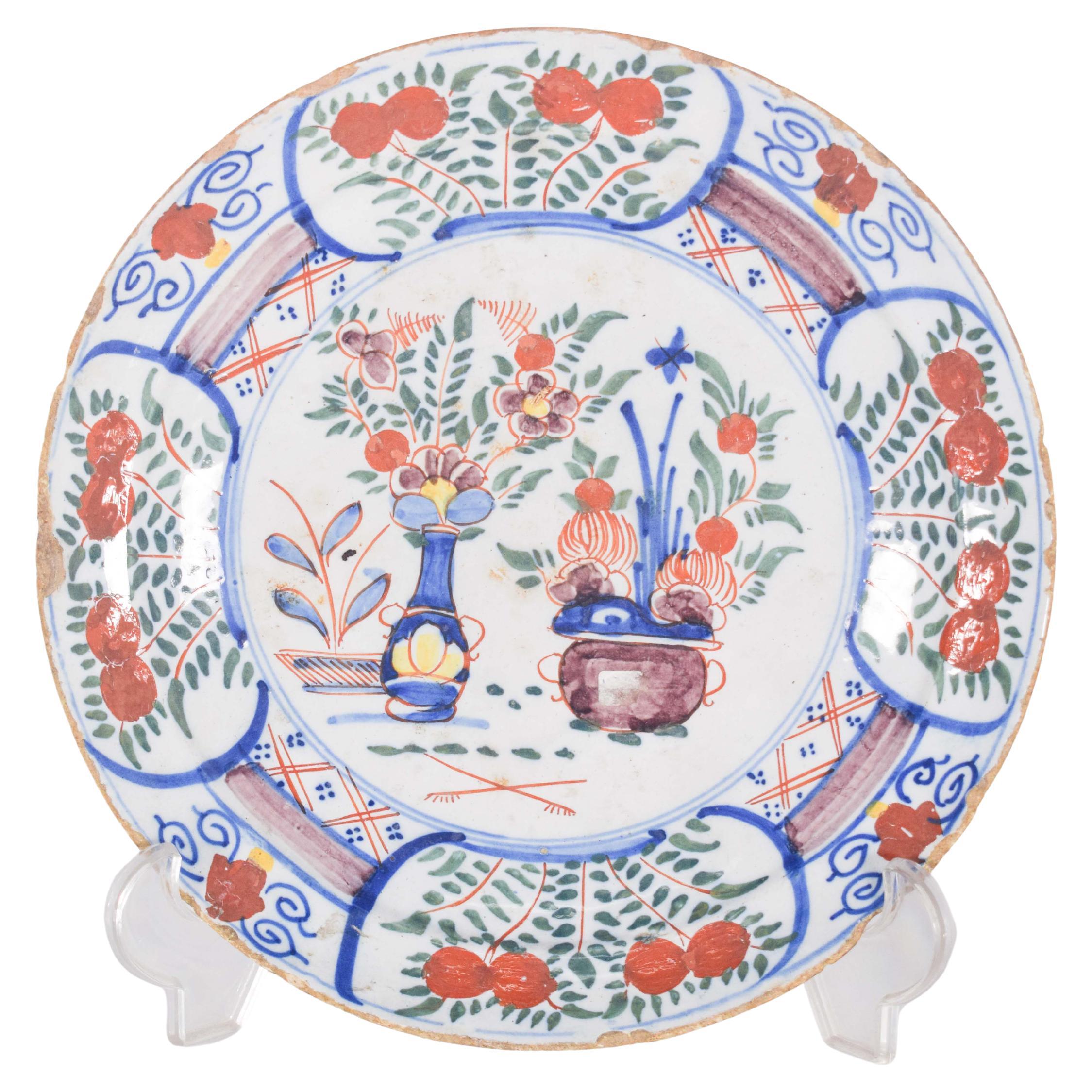 Plato de porcelana china, decoración policroma en azul
