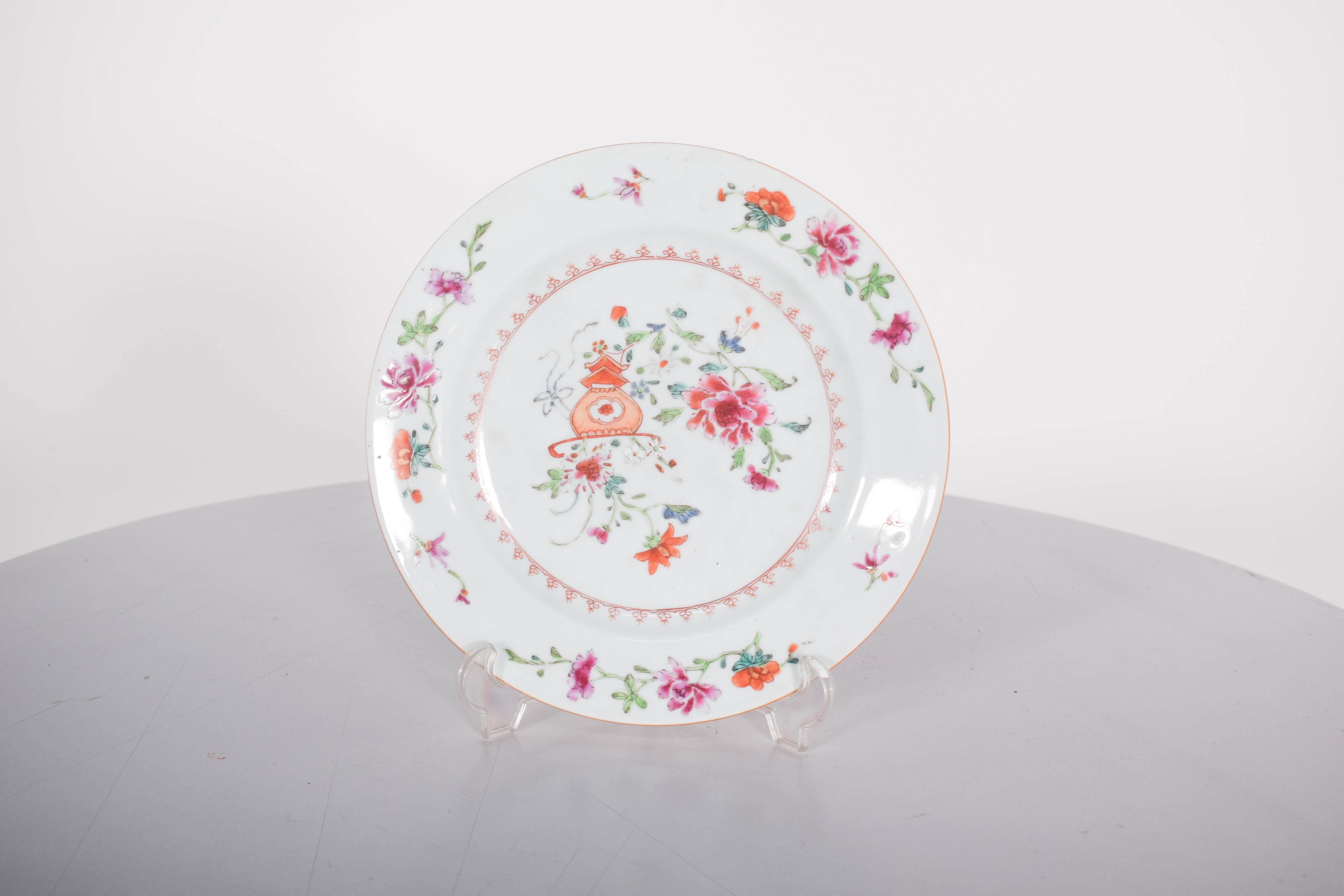 Plato de porcelana china para exportación. Decoración policroma con jarrón de flores en el centro, dinastía Qing, periodo Qianlong (1736-1795). 
La decoración, meticulosamente pintada a mano, presenta un exuberante motivo floral en el centro, donde