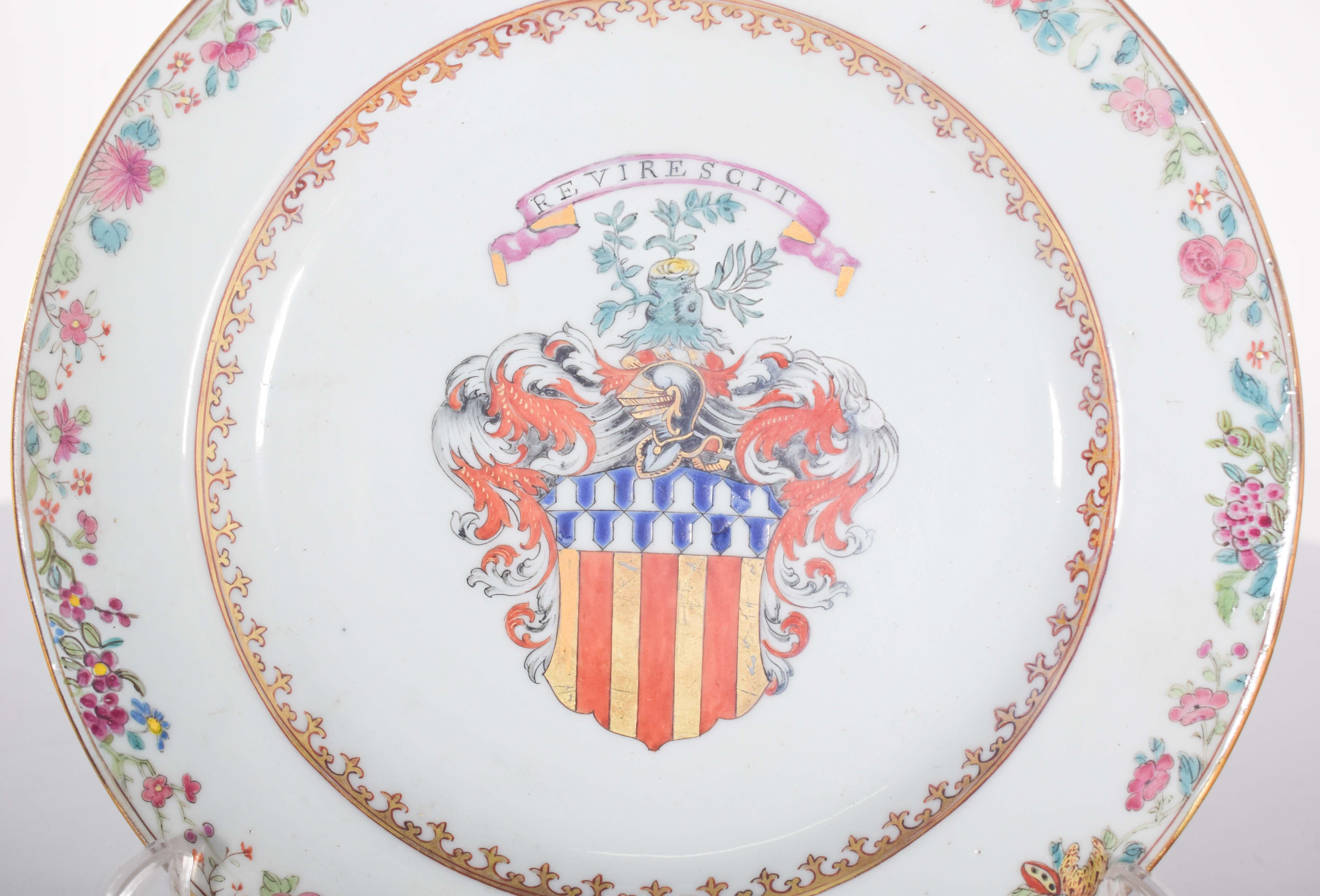 Wappenteller aus chinesischem Exportporzellan, Qing-Dynastie, Qianlong-Periode (1736-1795), möglicherweise auf Bestellung gefertigt. Polychromes Dekor mit Blumen und Wappen.
Das Wappen in der Mitte der Platte zeichnet sich durch seine Komplexität