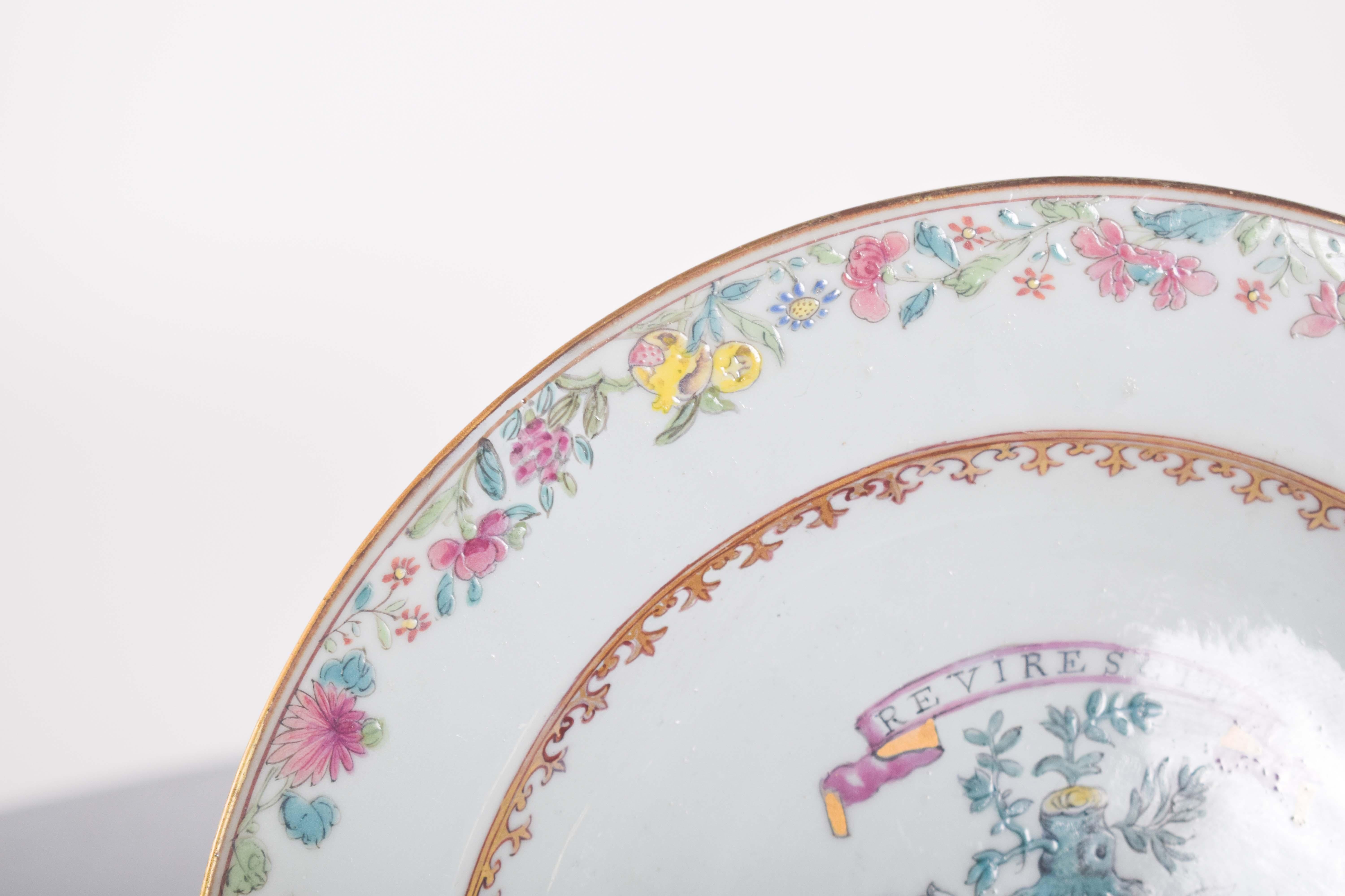 Chinesischer Porzellanteller mit Wappen und Wappen, Qing-Dynastie (Barock) im Angebot