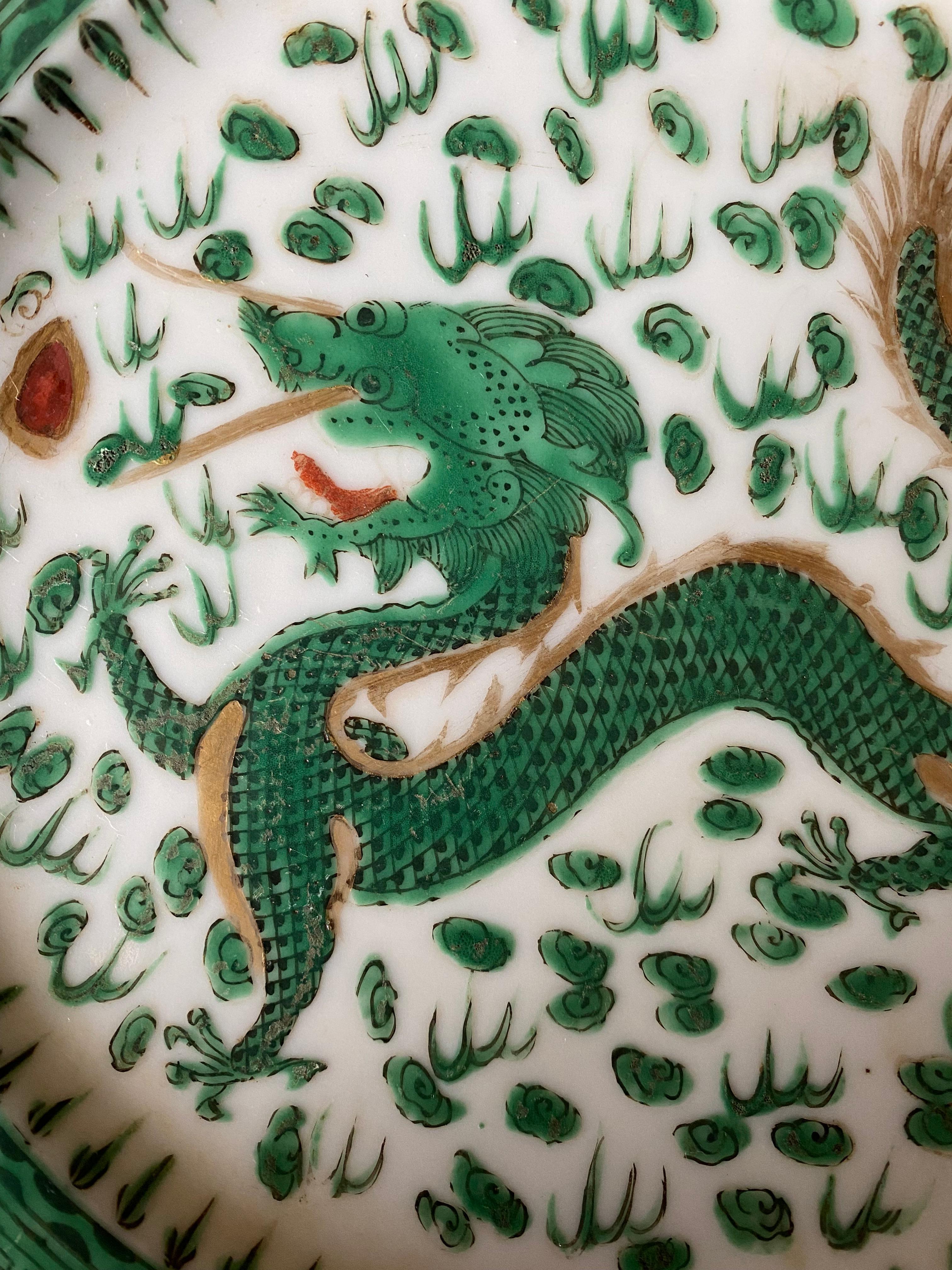 Chinesischer Porzellanteller mit Drachendekoration „Famille Verte“ aus dem 18. Jahrhundert  im Zustand „Gut“ im Angebot in Beuzevillette, FR